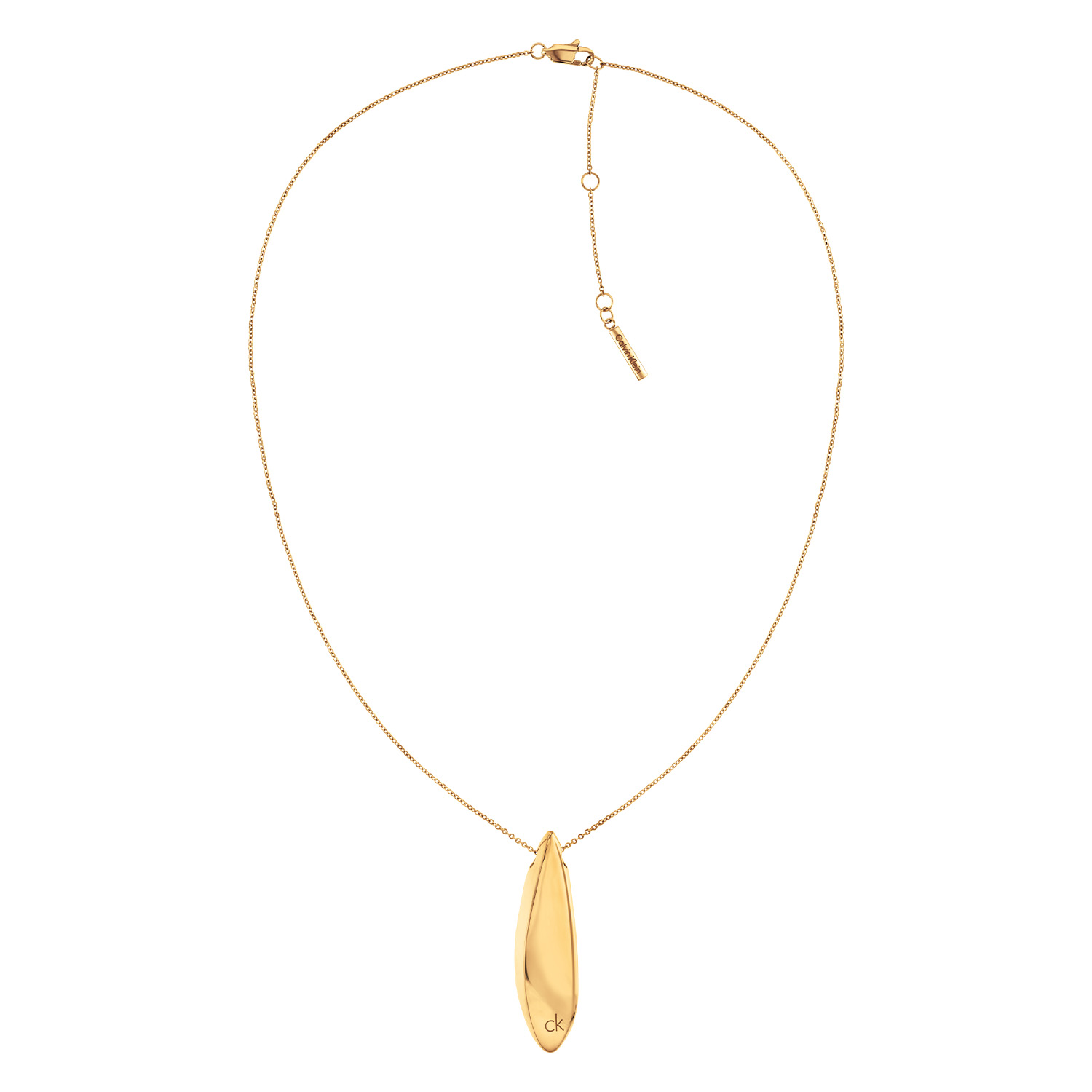 Calvin Klein CJ35000814 Dames Ketting Staal GP
Deze stalen dames ketting van Calvin Klein met nr CJ35000814 heeft een sierlijk uiterlijk. De ketting is fijn met in het midden een glanzend sculpturaal stalen tussenstuk in druppelvorm. Door de extra tussenogen kan de ketting op verschillende lengtes gedragen worden. De totale lengte is 51cm. Leuk te combineren met andere sieraden uit de serie van Calvin Klein.

OVER CALVIN KLEIN
Calvin Klein is een wereldwijd lifestylemerk dat gewaagde, vooruitstrevende idealen en een verleidelijke, vaak minimalistische, esthetiek nastreeft. Calvin Klein werd groot in de jaren 70 door haar mode- en merkjeans collecties. In de jaren 80 lanceerde Calvin Klein haar spraakmakende ondergoed dat uitdrukkelijk van logo &rsquo;s voorzien was. Vanwege het grote succes is het merk ook succesvol uitgerold in Accessoires, Parfums, Home, Brillen, Golf, Horloges en Sieraden.
Sinds de oprichting in 1968 door Calvin Klein, heeft het merk haar reputatie opgebouwd als leider in de Amerikaanse mode, dankzij een cleane esthetiek en innovatieve ontwerpen. Calvin Klein wil haar publiek verleiden en inspireren door middel van provocerende beelden en opvallende ontwerpen die prikkelen. 

SPECIFICATIES:
- Stalen dames ketting
- Lengte totaal: 51cm
- Goudkleurig
- Glimmend