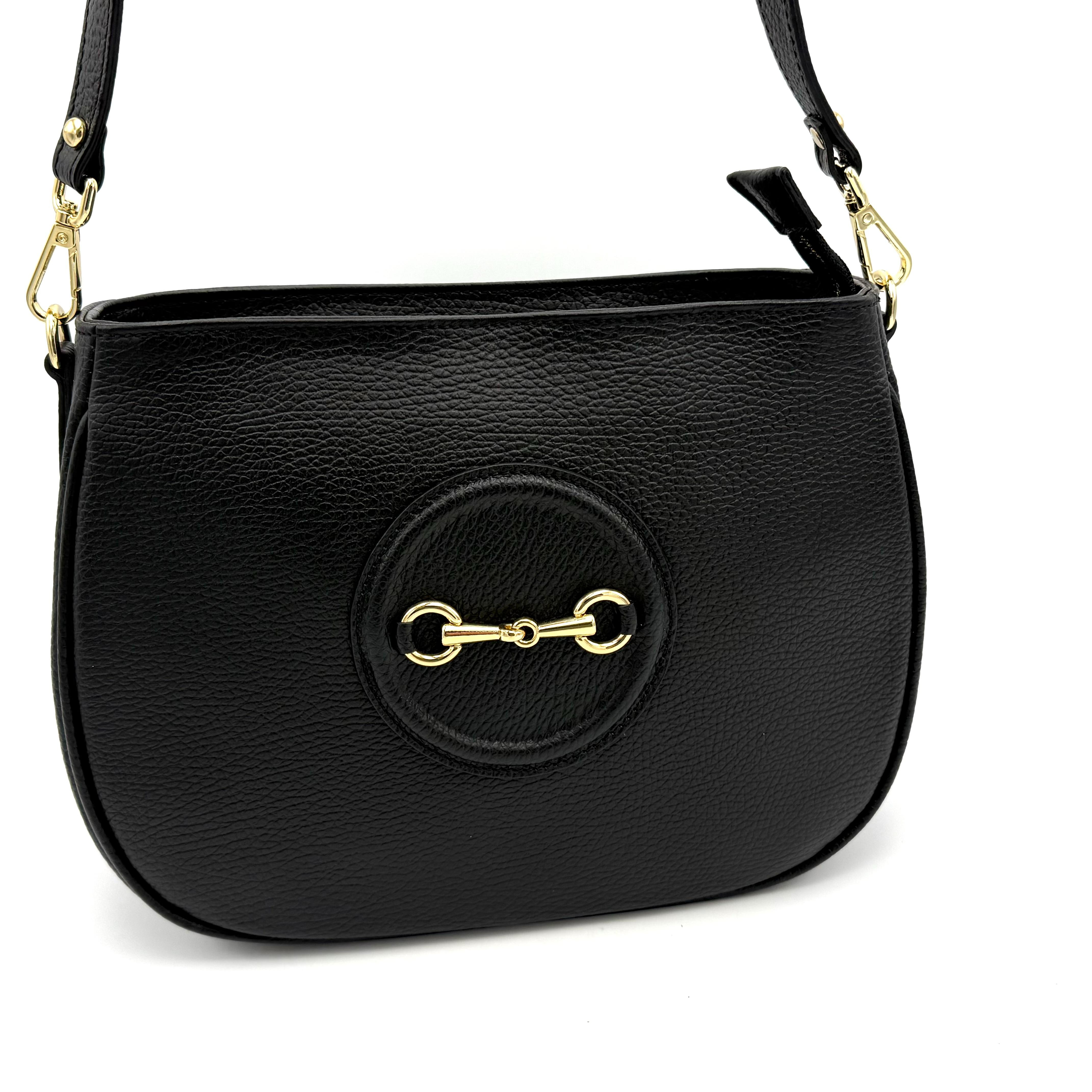 Leren Italiaanse Dames Tas van Dollaro Leder – Luxe Handtas met Afneembare Schouderband

Ontdek de perfecte combinatie van Italiaans vakmanschap en tijdloze elegantie met deze prachtige leren dames tas, gemaakt in Italië van hoogwaardig dollaro leder. Deze luxe handtas straalt klasse uit en is ideaal voor dagelijks gebruik of speciale gelegenheden.

De tas is voorzien van een korte schouderband en een lange, verstelbare schouderriem – beide afneembaar voor optimale veelzijdigheid. Zo draag je de tas comfortabel in de hand, over de schouder of crossbody.

Onder de ritssluiting aan de bovenzijde bevindt zich een ruim hoofdvak met een praktisch steekvak en een veilig ritsvak voor je sleutels, telefoon of andere essentials. De goudkleurige fournituren geven de tas een elegante, luxe uitstraling.

Productdetails:

Materiaal: 100% echt Italiaans dollaro leer

Kleur fournituren: Goudkleurig

Indeling: Hoofdvak met rits, steekvak, binnenvak met rits

Afneembare banden: Korte schouderband + lange verstelbare schouderriem

Afmetingen: Hoogte 21 cm × Breedte 28 cm × Diepte 10 cm

Herkomst: Gemaakt in Italië

Waarom kiezen voor deze Italiaanse leren tas?
Deze tas combineert stijl, functionaliteit en kwaliteit. Het zachte maar stevige leer behoudt zijn vorm, terwijl de verfijnde details zorgen voor een luxe uitstraling. Perfect voor de moderne vrouw die houdt van authentieke Italiaanse mode en duurzame materialen.