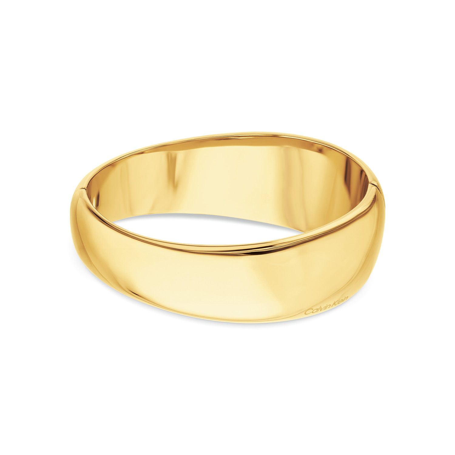 Calvin Klein CJ35000830 Dames Bangle Staal GP
Deze stalen dames bangle van Calvin Klein met nr CJ35000830 heeft een robuust uiterlijk. De goudkleurige stijve armband heeft een sculpturale vorm, is glimmend, 40mm breed, en geschikt voor een pols van 17,5cm. Leuk te combineren met andere sieraden uit de serie van Calvin Klein.

OVER CALVIN KLEIN
Calvin Klein is een wereldwijd lifestylemerk dat gewaagde, vooruitstrevende idealen en een verleidelijke, vaak minimalistische, esthetiek nastreeft. Calvin Klein werd groot in de jaren 70 door haar mode- en merkjeans collecties. In de jaren 80 lanceerde Calvin Klein haar spraakmakende ondergoed dat uitdrukkelijk van logo &rsquo;s voorzien was. Vanwege het grote succes is het merk ook succesvol uitgerold in Accessoires, Parfums, Home, Brillen, Golf, Horloges en Sieraden.
Sinds de oprichting in 1968 door Calvin Klein, heeft het merk haar reputatie opgebouwd als leider in de Amerikaanse mode, dankzij een cleane esthetiek en innovatieve ontwerpen. Calvin Klein wil haar publiek verleiden en inspireren door middel van provocerende beelden en opvallende ontwerpen die prikkelen. 

SPECIFICATIES:
- Stalen dames bangle
- 17,5cm
- Goudkleurig
- Glimmend