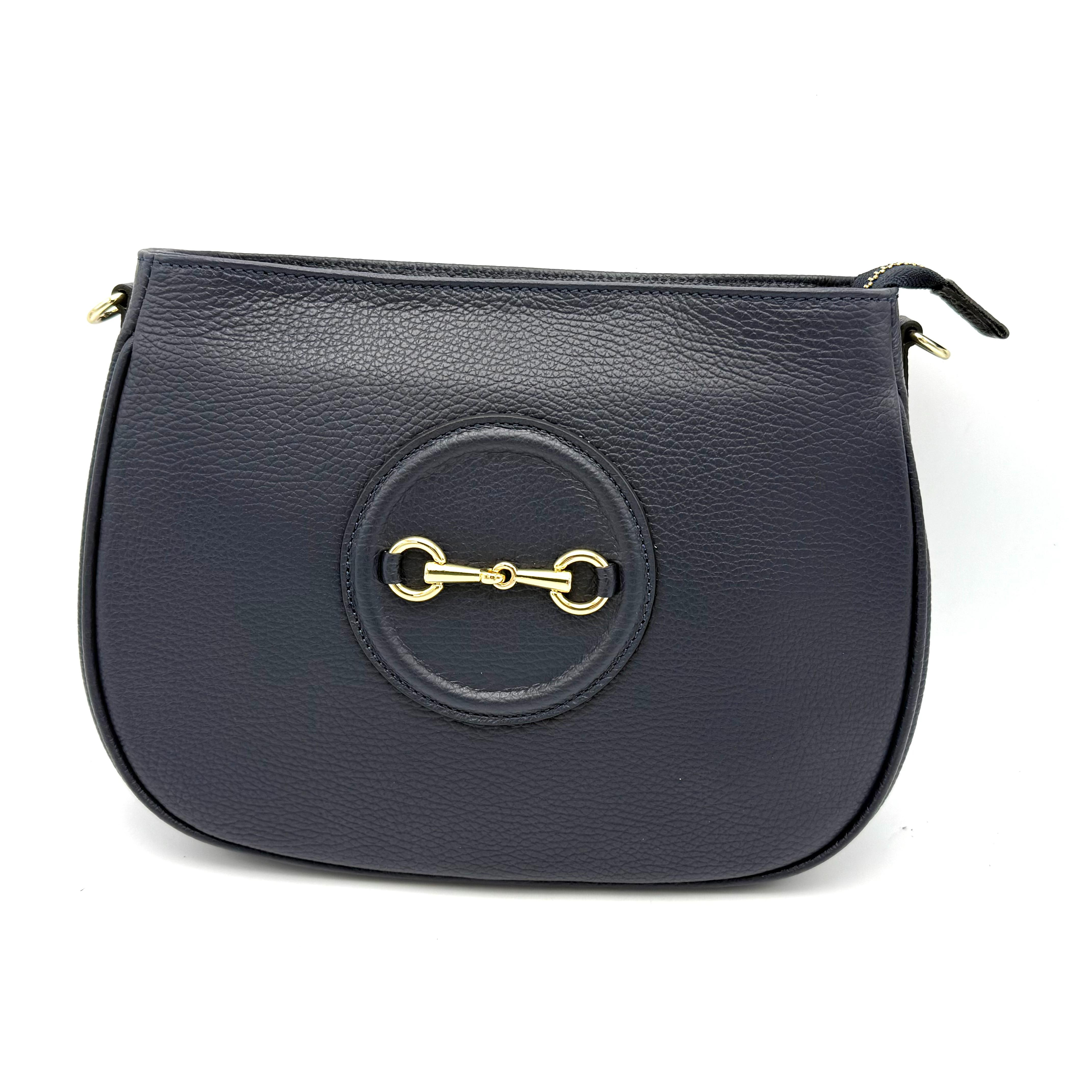 Leren Italiaanse Dames Tas van Dollaro Leder – Luxe Handtas met Afneembare Schouderband

Ontdek de perfecte combinatie van Italiaans vakmanschap en tijdloze elegantie met deze prachtige leren dames tas, gemaakt in Italië van hoogwaardig dollaro leder. Deze luxe handtas straalt klasse uit en is ideaal voor dagelijks gebruik of speciale gelegenheden.

De tas is voorzien van een korte schouderband en een lange, verstelbare schouderriem – beide afneembaar voor optimale veelzijdigheid. Zo draag je de tas comfortabel in de hand, over de schouder of crossbody.

Onder de ritssluiting aan de bovenzijde bevindt zich een ruim hoofdvak met een praktisch steekvak en een veilig ritsvak voor je sleutels, telefoon of andere essentials. De goudkleurige fournituren geven de tas een elegante, luxe uitstraling.

Productdetails:

Materiaal: 100% echt Italiaans dollaro leer

Kleur fournituren: Goudkleurig

Indeling: Hoofdvak met rits, steekvak, binnenvak met rits

Afneembare banden: Korte schouderband + lange verstelbare schouderriem

Afmetingen: Hoogte 21 cm × Breedte 28 cm × Diepte 10 cm

Herkomst: Gemaakt in Italië

Waarom kiezen voor deze Italiaanse leren tas?
Deze tas combineert stijl, functionaliteit en kwaliteit. Het zachte maar stevige leer behoudt zijn vorm, terwijl de verfijnde details zorgen voor een luxe uitstraling. Perfect voor de moderne vrouw die houdt van authentieke Italiaanse mode en duurzame materialen.