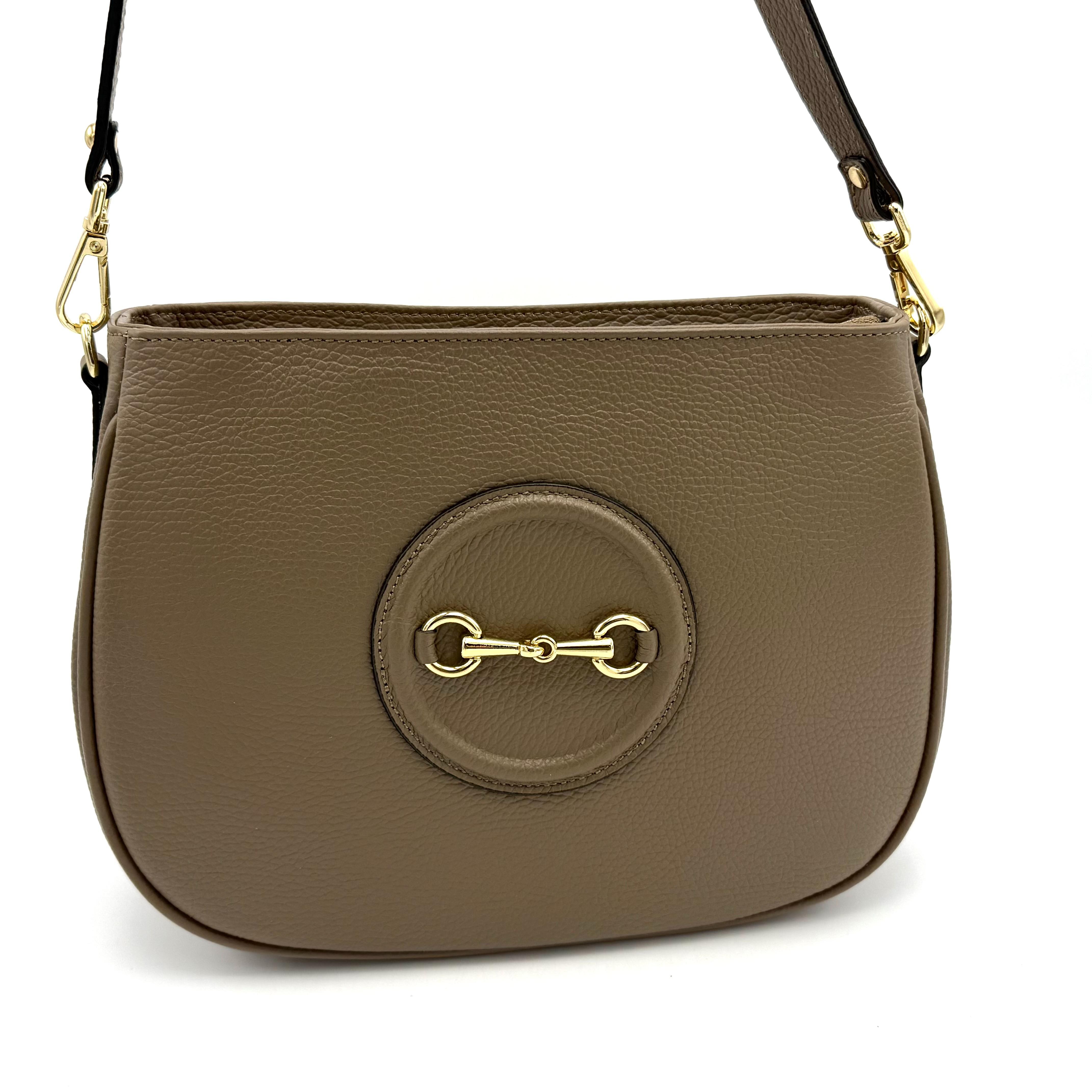 Leren Italiaanse Dames Tas van Dollaro Leder – Luxe Handtas met Afneembare Schouderband

Ontdek de perfecte combinatie van Italiaans vakmanschap en tijdloze elegantie met deze prachtige leren dames tas, gemaakt in Italië van hoogwaardig dollaro leder. Deze luxe handtas straalt klasse uit en is ideaal voor dagelijks gebruik of speciale gelegenheden.

De tas is voorzien van een korte schouderband en een lange, verstelbare schouderriem – beide afneembaar voor optimale veelzijdigheid. Zo draag je de tas comfortabel in de hand, over de schouder of crossbody.

Onder de ritssluiting aan de bovenzijde bevindt zich een ruim hoofdvak met een praktisch steekvak en een veilig ritsvak voor je sleutels, telefoon of andere essentials. De goudkleurige fournituren geven de tas een elegante, luxe uitstraling.

Productdetails:

Materiaal: 100% echt Italiaans dollaro leer

Kleur fournituren: Goudkleurig

Indeling: Hoofdvak met rits, steekvak, binnenvak met rits

Afneembare banden: Korte schouderband + lange verstelbare schouderriem

Afmetingen: Hoogte 21 cm × Breedte 28 cm × Diepte 10 cm

Herkomst: Gemaakt in Italië

Waarom kiezen voor deze Italiaanse leren tas?
Deze tas combineert stijl, functionaliteit en kwaliteit. Het zachte maar stevige leer behoudt zijn vorm, terwijl de verfijnde details zorgen voor een luxe uitstraling. Perfect voor de moderne vrouw die houdt van authentieke Italiaanse mode en duurzame materialen.