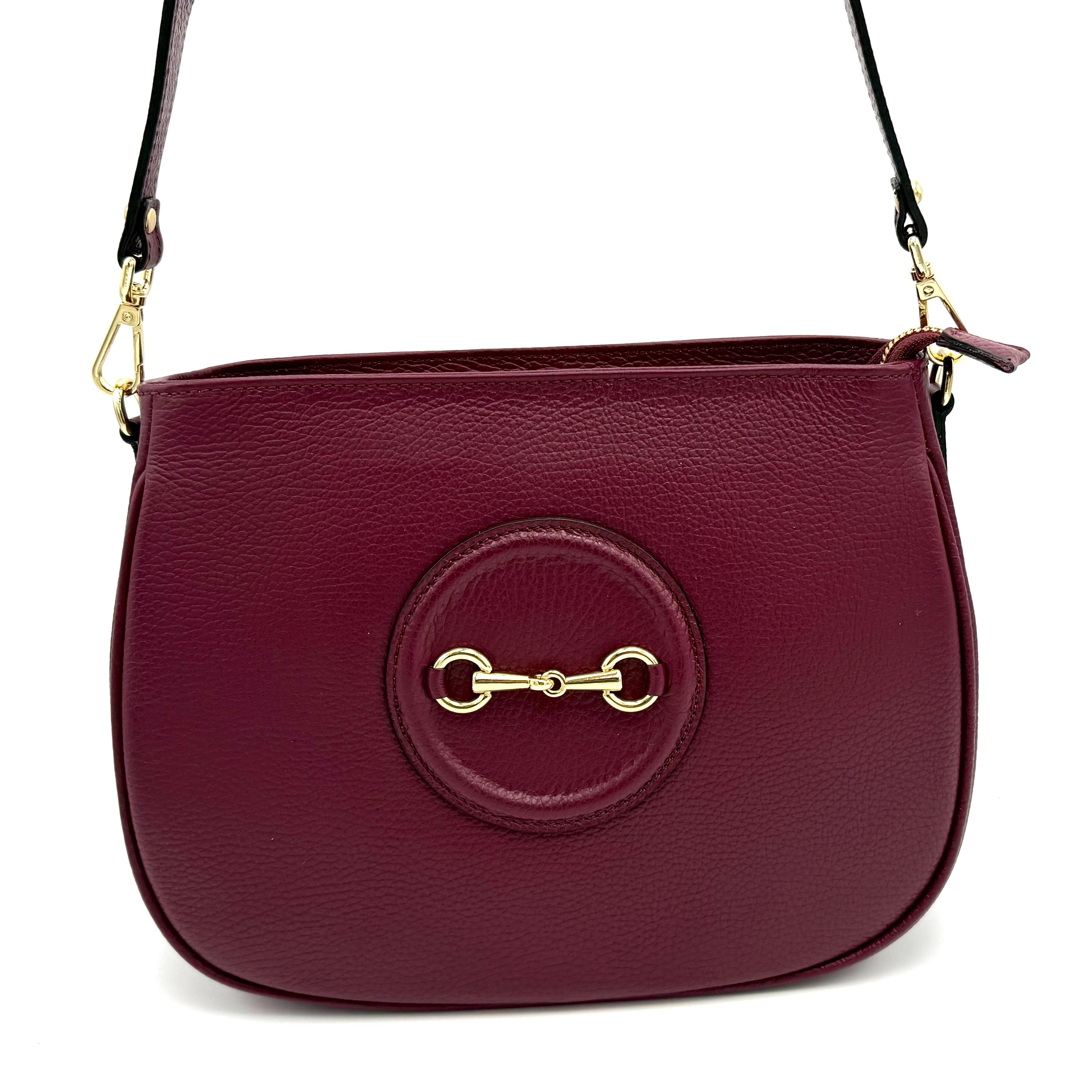 Leren Italiaanse Dames Tas van Dollaro Leder – Luxe Handtas met Afneembare Schouderband

Ontdek de perfecte combinatie van Italiaans vakmanschap en tijdloze elegantie met deze prachtige leren dames tas, gemaakt in Italië van hoogwaardig dollaro leder. Deze luxe handtas straalt klasse uit en is ideaal voor dagelijks gebruik of speciale gelegenheden.

De tas is voorzien van een korte schouderband en een lange, verstelbare schouderriem – beide afneembaar voor optimale veelzijdigheid. Zo draag je de tas comfortabel in de hand, over de schouder of crossbody.

Onder de ritssluiting aan de bovenzijde bevindt zich een ruim hoofdvak met een praktisch steekvak en een veilig ritsvak voor je sleutels, telefoon of andere essentials. De goudkleurige fournituren geven de tas een elegante, luxe uitstraling.

Productdetails:

Materiaal: 100% echt Italiaans dollaro leer

Kleur fournituren: Goudkleurig

Indeling: Hoofdvak met rits, steekvak, binnenvak met rits

Afneembare banden: Korte schouderband + lange verstelbare schouderriem

Afmetingen: Hoogte 21 cm × Breedte 28 cm × Diepte 10 cm

Herkomst: Gemaakt in Italië

Waarom kiezen voor deze Italiaanse leren tas?
Deze tas combineert stijl, functionaliteit en kwaliteit. Het zachte maar stevige leer behoudt zijn vorm, terwijl de verfijnde details zorgen voor een luxe uitstraling. Perfect voor de moderne vrouw die houdt van authentieke Italiaanse mode en duurzame materialen.