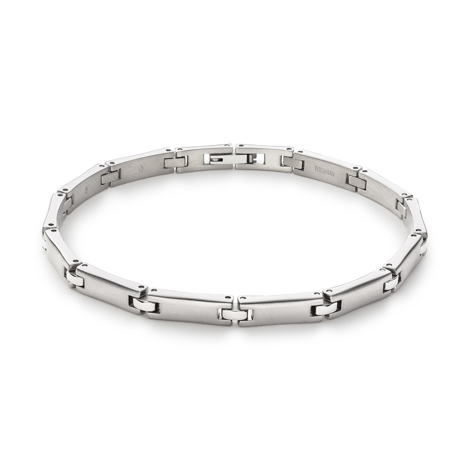 Boccia Titanium 03067-01 Armband 21cm
Deze unieke titanium armband van Boccia Titanium is een mooie toevoeging aan je sieradencollectie! Wat deze mat/glanzende titanium armband uniek maakt, is dat hij grote rechthoekige matte schakels heeft met daartussen vierkante glanzende schakels, dit geeft een volle en luxe uitstraling. De armband heeft een lengte van 21cm en sluit met een klapsluiting. Combineer de armband met de bijpassende ketting en oorbellen voor een complete look.

HET MERK
Boccia Titanium is het titanium merk van Nederland, dat zijn oorsprong in Duitsland vindt en is opgericht in het jaar 1992. Ontwikkeld door internationale ontwerpers. Alle titanium componenten van de BOCCIA TITANIUM collectie zijn gemaakt van 99,7% puur titanium; het bijzondere materiaal. Het is licht in gewicht, neemt de temperatuur van de huid aan en is zeer huidvriendelijk. Bovendien is het corrosie- en temperatuurbestendig.

SPECIFICATIES
- Armband
- Puur titanium
- Recht plat
- Zilverkleurig
- 21cm