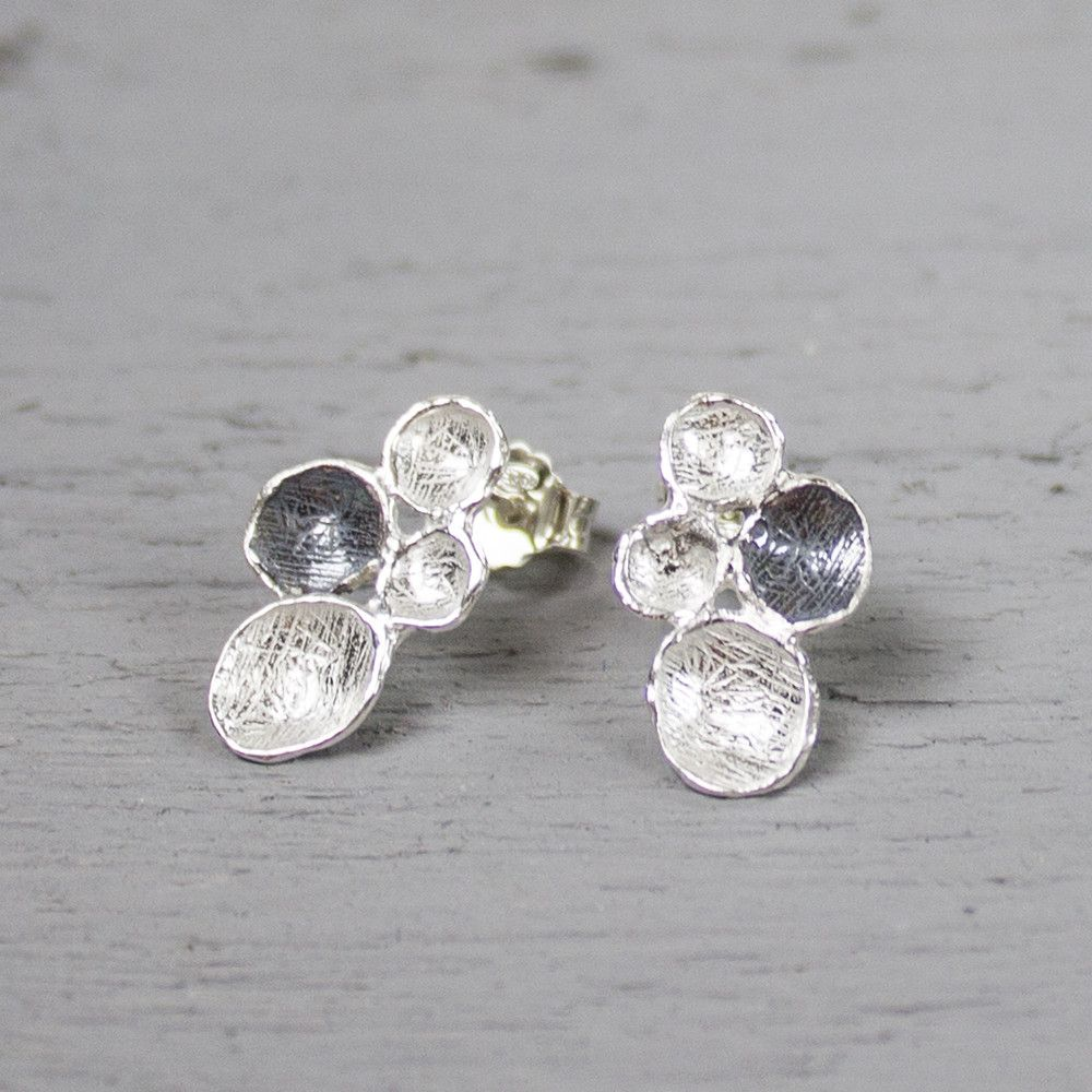 Oorstekers uit de Silver-collectie van Jeh Jewels, gemaakt van 925 sterling zilver, wit zilver en geoxideerd zilver. De oorstekers bestaan uit vier rondjes, waarvan een er geoxideerd is. Combineer deze oorstekers met de bijpassende sieraden van Jeh! De glans van 925 sterling zilver maakt het een gewild edelmetaal voor de vervaardiging van sieraden. Het bestaat uit 92,5% puur zilver en 7,5% koper. Puur zilver is een zacht en buigzaam materiaal, het koper in 925 sterling zilver zorgt voor de stevigheid. De sieraden van Jeh Jewels zijn nikkel vrij.
