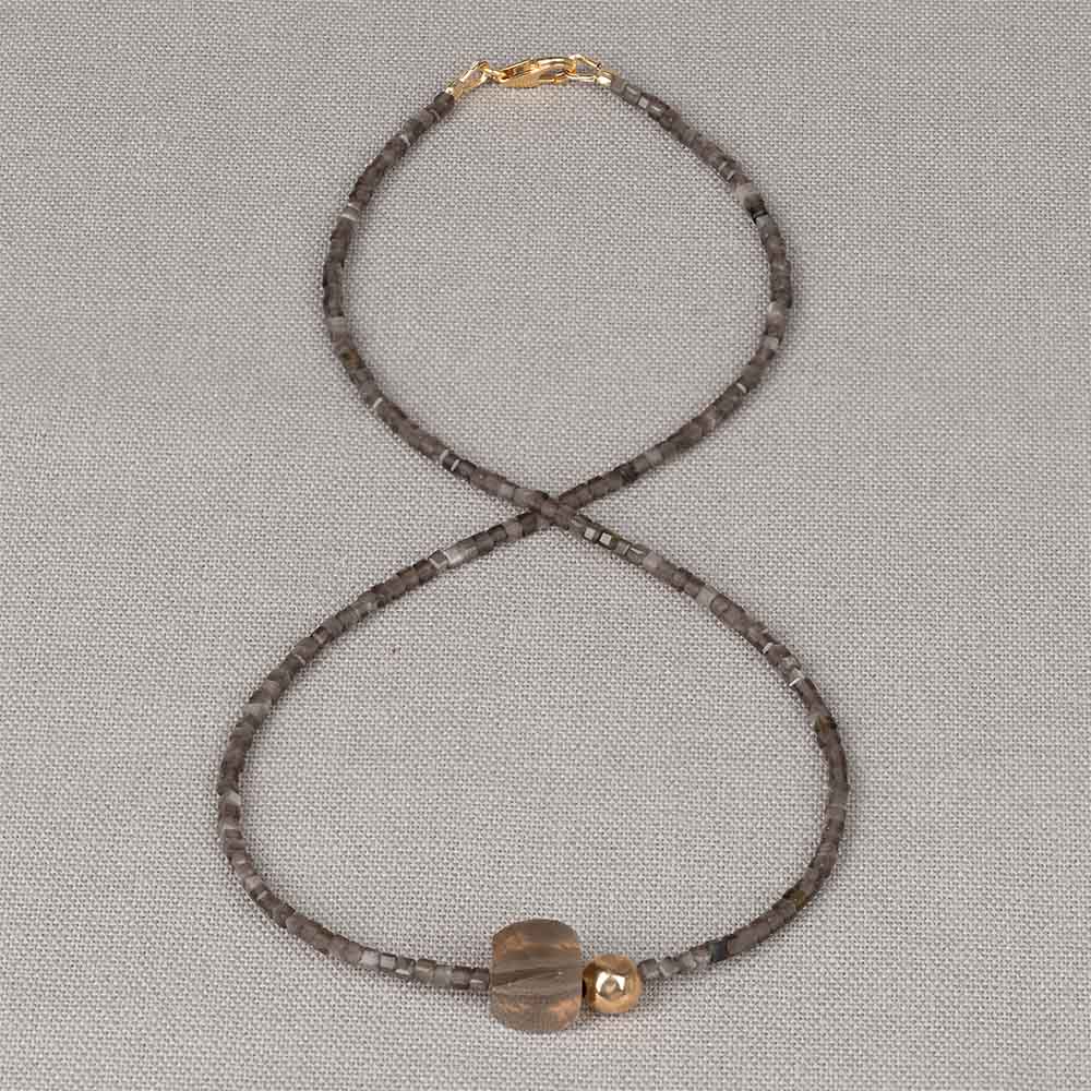 Collier gemaakt van de edelsteen zilver Obsidiaan. In het midden zit de edelsteen Rookkwarts met daarnaast een Goldfilled balletje. 