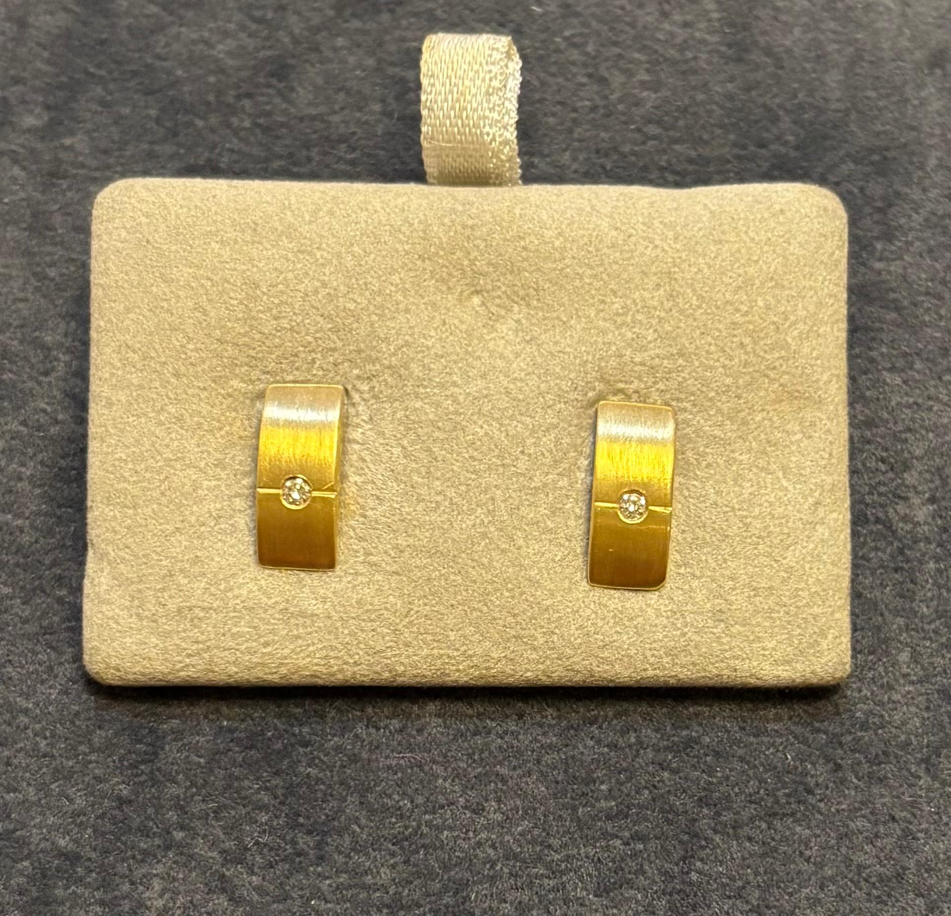 Gematteerde oorknoppen 14 karaats goud met 2x 0.01ct diamant