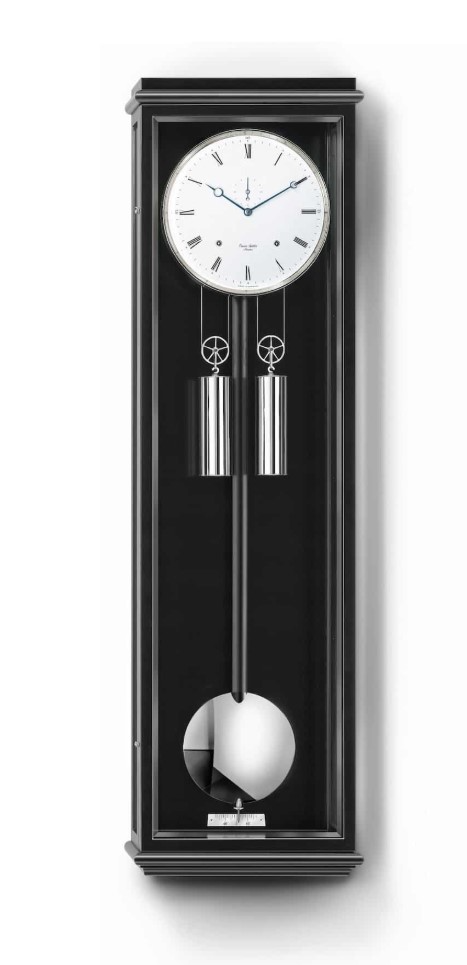 ERWIN SATTLER CLASSICA S 100
Zwart gelakte kast 98 cm hoog, 27,5 cm breed en 10,5 cm diep. Facet geslepen mineraal glas. Uurwerk Sattler Kaliber 1525-4. Loopduur 30 dagen. 8 Precisie kogellagers en 15 Robijn lagers. Emaillen wijzerplaat naar keuze Romeins of Arabisch. Geblauwd stalen wijzers. Slagwerk op de hele en de halver uren op rondgong. 