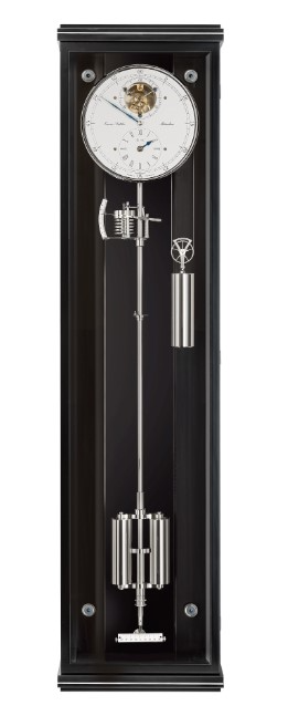 PR&Auml;ZISIONS-PENDELUHR ERWIN SATTLER CLASSICA SECUNDA 1995 M.
Zwart gelakt met hand gepolijste achterwand of met Makassar achterwand en metaalinleg in de kast. 145 cm hoog, 37 cm breed en 18 cm diep. Facet geslepen mineraal glas. Uurwerk Sattler Kaliber 1965 met doorbraak ik wijzerplaat en uurwerk. Drie potige ankerbrug hand gepolijst met zichtbare Graham ankergang. Loopduur 30 dagen. Invar Compensatie slinger met temperatuur en luchtdruk compensatie. 5 Precisie kogellagers en 11 in speciale Chatons verschroefde Robijn lagers en 2 Agaat ankerpaletten. Verzilverde wijzerplaat. Geblauwd stalen wijzers.