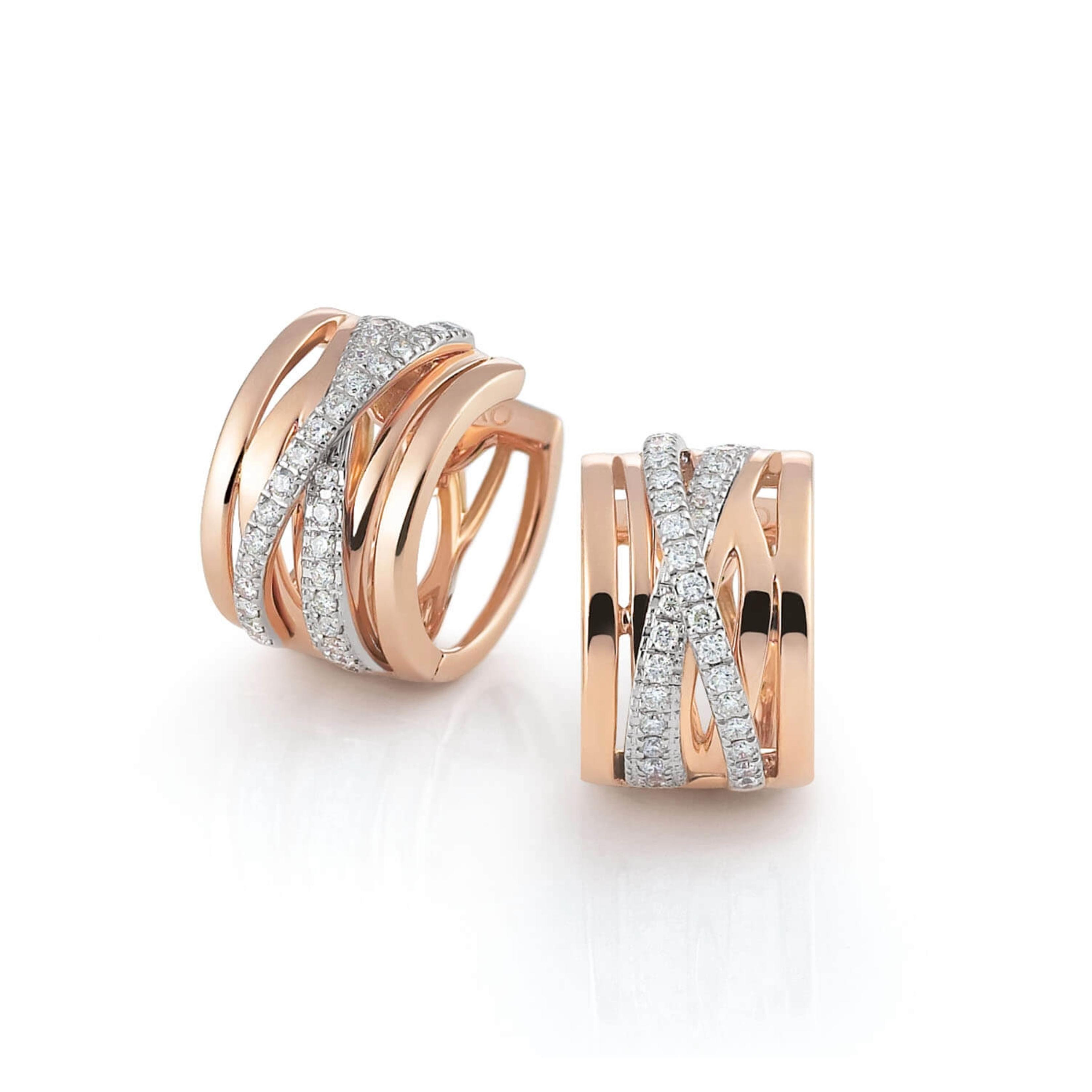 Deze prachtige rosegouden oorringen behoren tot de elegante Serenata collectie van Al Coro. De oorringen zijn vervaardigd uit 18 karaat goud en zijn rijkelijk bezet met 64 briljant geslepen diamanten. De diamanten hebben een totaalgewicht van 0,42ct (Kleur H, zuiverheid SI). De oorringen bestaan uit verschillende geelgouden banen waar twee met diamant bezette banen deze overlappen, dit zorgt voor een prachtig gelaagd design.