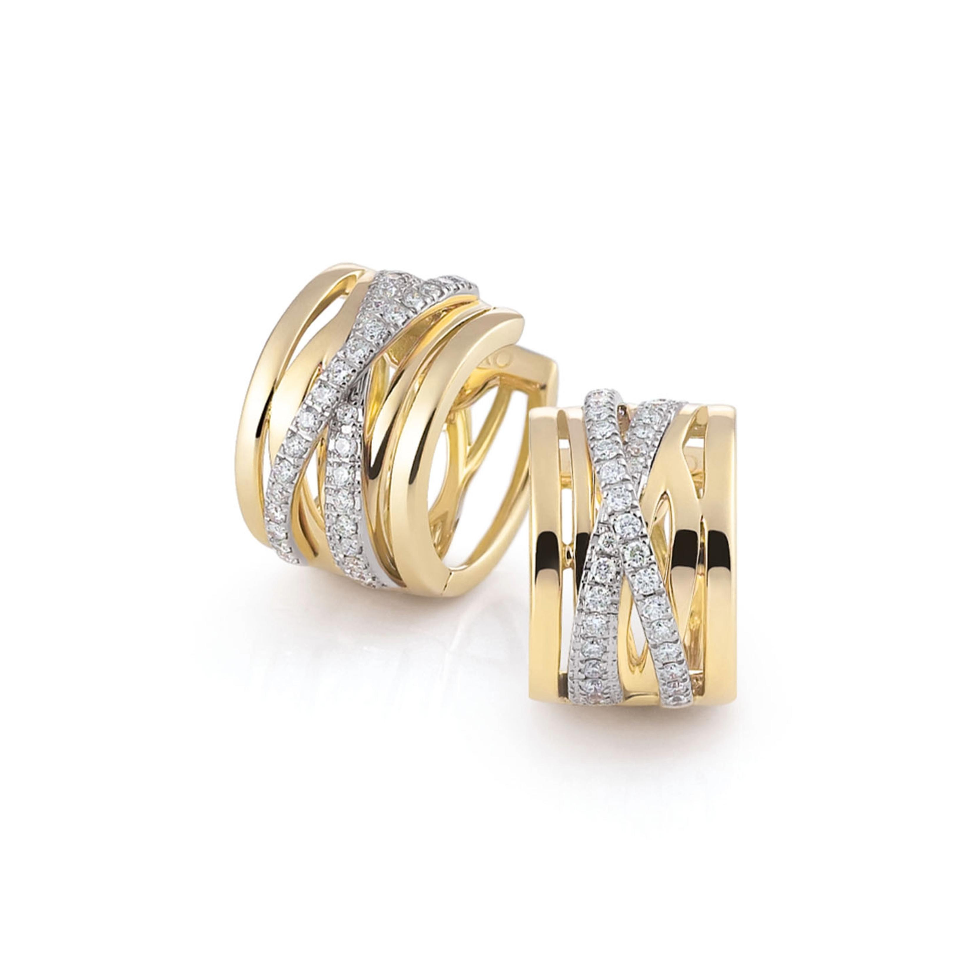 Deze prachtige geelgouden oorringen behoren tot de elegante Serenata collectie van Al Coro. De oorringen zijn vervaardigd uit 18 karaat goud en zijn rijkelijk bezet met 64 briljant geslepen diamanten. De diamanten hebben een totaalgewicht van 0,42ct (Kleur H, zuiverheid SI). De oorringen bestaan uit verschillende geelgouden banen waar twee met diamant bezette banen deze overlappen, dit zorgt voor een prachtig gelaagd design.