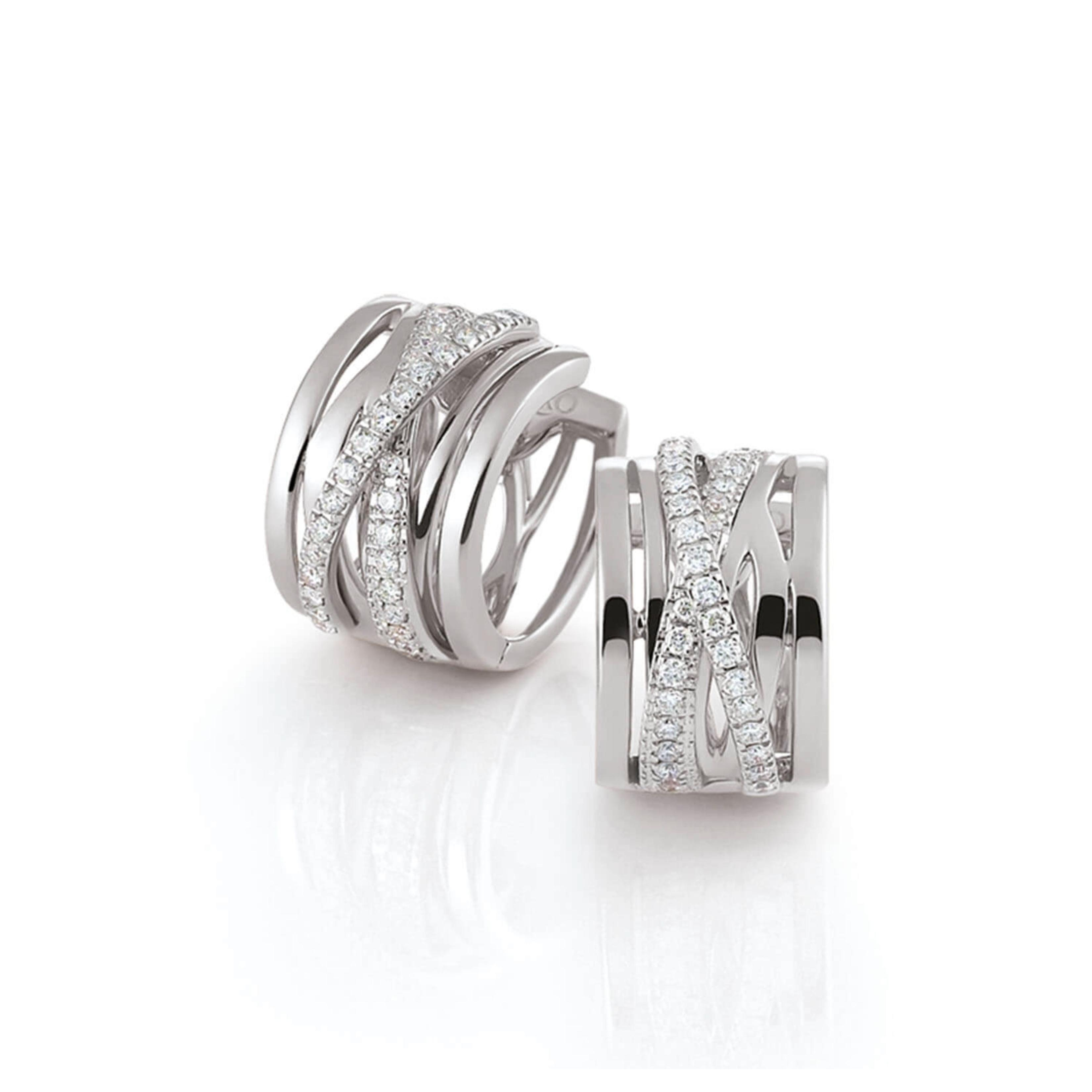 Deze prachtige witgouden oorringen behoren tot de elegante Serenata collectie van Al Coro. De oorringen zijn vervaardigd uit 18 karaat goud en zijn rijkelijk bezet met 64 briljant geslepen diamanten. De diamanten hebben een totaalgewicht van 0,42ct (Kleur H, zuiverheid SI). De oorringen bestaan uit verschillende geelgouden banen waar twee met diamant bezette banen deze overlappen, dit zorgt voor een prachtig gelaagd design.