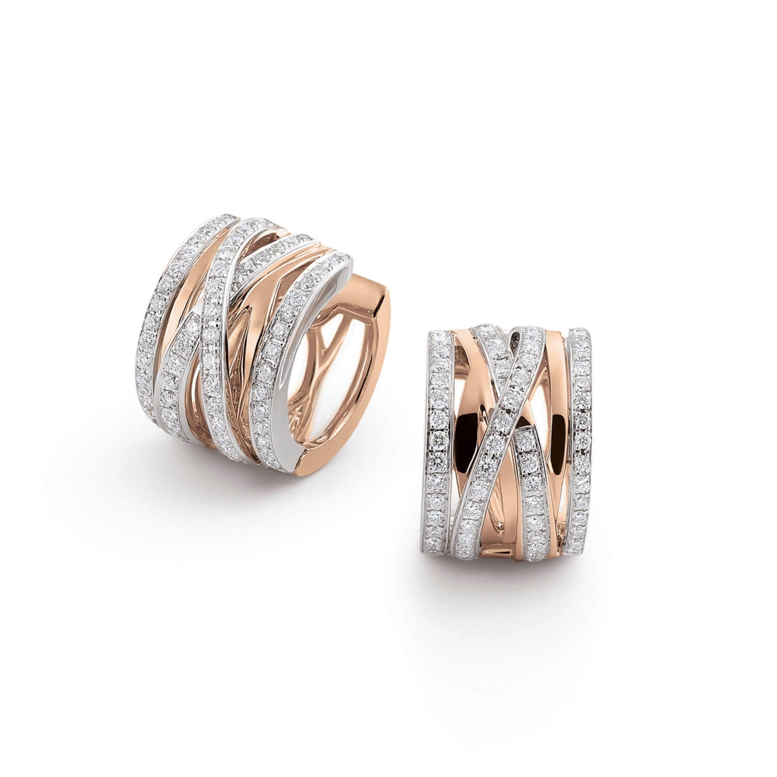 Deze prachtige geelgouden oorringen behoren tot de elegante Serenata collectie van Al Coro. De oorringen zijn vervaardigd uit 18 karaat goud en zijn rijkelijk bezet met 124 briljant geslepen diamanten. De diamanten hebben een totaalgewicht van 0,83ct (Kleur H, zuiverheid SI). De oorringen bestaan uit verschillende geelgouden banen waar twee met diamant bezette banen deze overlappen, dit zorgt voor een prachtig gelaagd design.