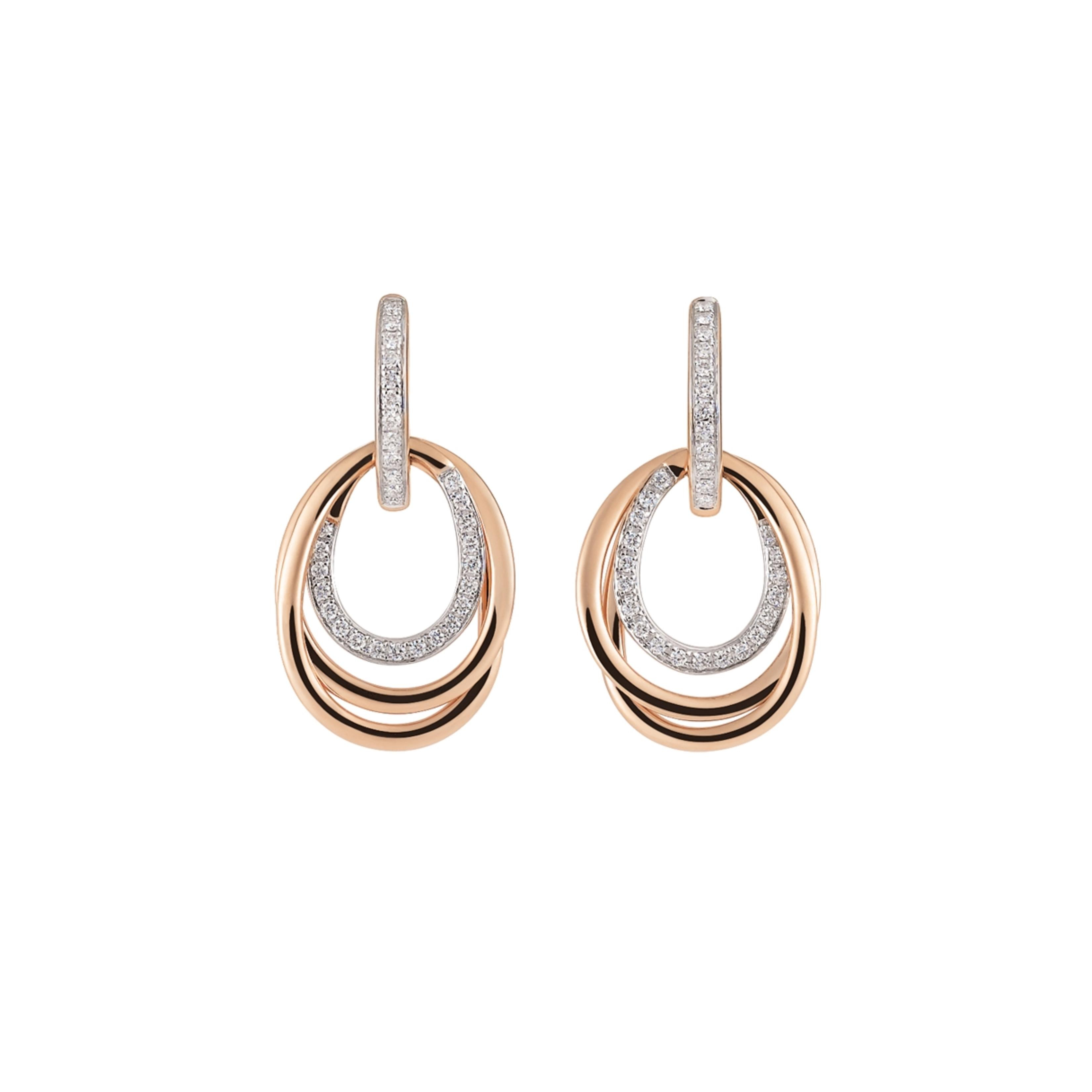 Deze verfijnde oorhangers uit de Serenata collectie van Al Coro combineren Italiaanse elegantie met een speels, vrouwelijk design. Vervaardigd uit 18 karaat roségoud, zijn de oorbellen opgebouwd uit drie sierlijke banen die vloeiend over elkaar heen vallen. De oorhangers zijn bezet met 62 briljant geslepen diamanten, met een totaalgewicht van 0,40 ct (kleur H, zuiverheid SI)