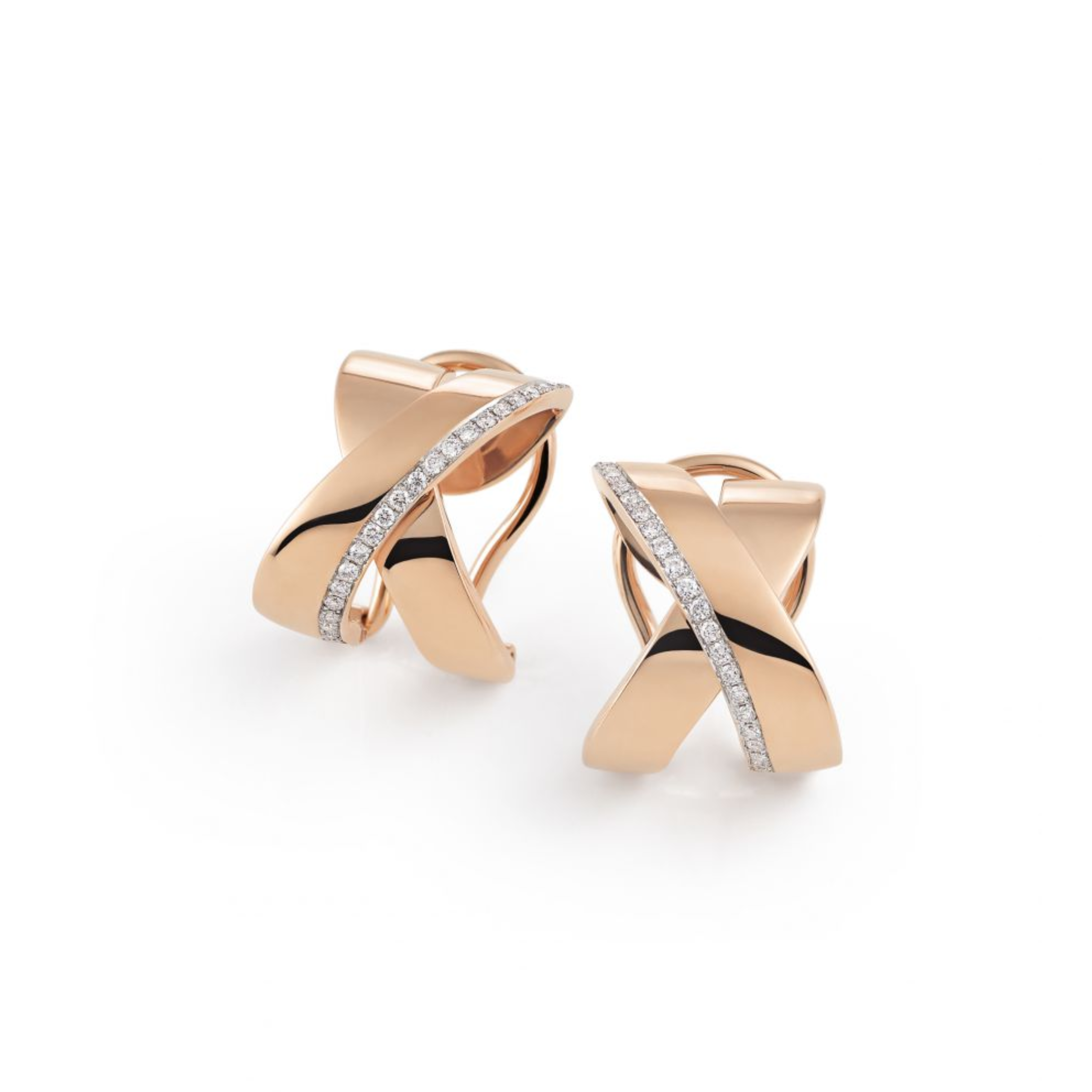 Deze prachtige geelgouden creolen uit de Serenata collectie van Al Coro zijn opgebouwd uit twee banen die over elkaar overlappen. Een baan is deels bezet met fonkelende diamanten, wat voor een luxe uitstraling zorgt. De creolen zijn vervaardigd uit 18 karaat geelgoud en zijn bezet met 46 briljant geslepen diamanten met een totaalgewicht van 0,23ct (kleur H, zuiverheid SI). 

Let op: De afbeelding is rosegoud.

Rijen diamanten vormen samen met 18 karaats goud een indrukwekkend en onvergelijkbaar paar oorsieraden uit de Serenata collectie van Al Coro.

Daily luxury!
Rijen met diamanten vermengen zich met 18 karaats goud tot een gedenkwaardig sieraad met een ongeëvenaarde sprankeling.
