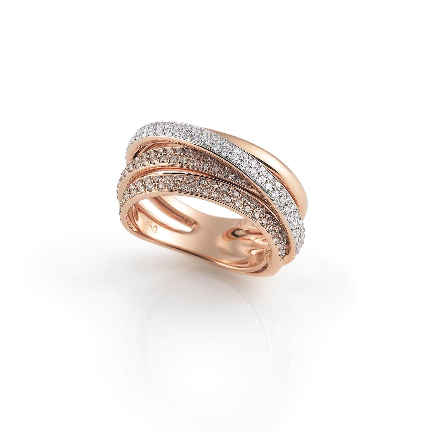 Deze bijzondere Serenata ring van Al Coro is een verfijnd Italiaans design, waarin elegantie en luxe samenkomen. Het ontwerp bestaat uit speels overlappende banen, waarvan drie volledig zijn bezet met schitterende witte diamanten. De briljant geslepen diamanten (kleur H, zuiverheid SI) zijn met uiterste precisie gezet in het 18 karaat rosegoud, wat de ring een opvallend, maar toch draagbaar karakter geeft. 

De maat van de ring is 55 ( 17,5mm) heeft u een andere maat nodig? Neem dan gerust contact met ons op.

Let op: Op de foto is de ring afgebeeld met witte en bruine diamanten, de ring in onze collectie is geheel gezet met witte diamanten.