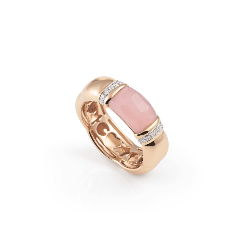 Deze opvallende ring is vervaardigd uit hoogwaardig 18 karaat roségoud en combineert kleurrijke elegantie met verfijnd Italiaans design. In het hart van de ring schittert een roze chalcedoon (2,03 ct) – zacht van kleur en vol vrouwelijke uitstraling. De centrale edelsteen wordt omlijst door 14 briljant geslepen diamanten (totaal 0,12 ct, kleur G, zuiverheid SI), die het ontwerp een fonkelend accent geven zonder te overheersen.

De maat van de ring is 57 ( 18mm ). Heeft u een andere maat? Neem dan gerust contact met ons op.