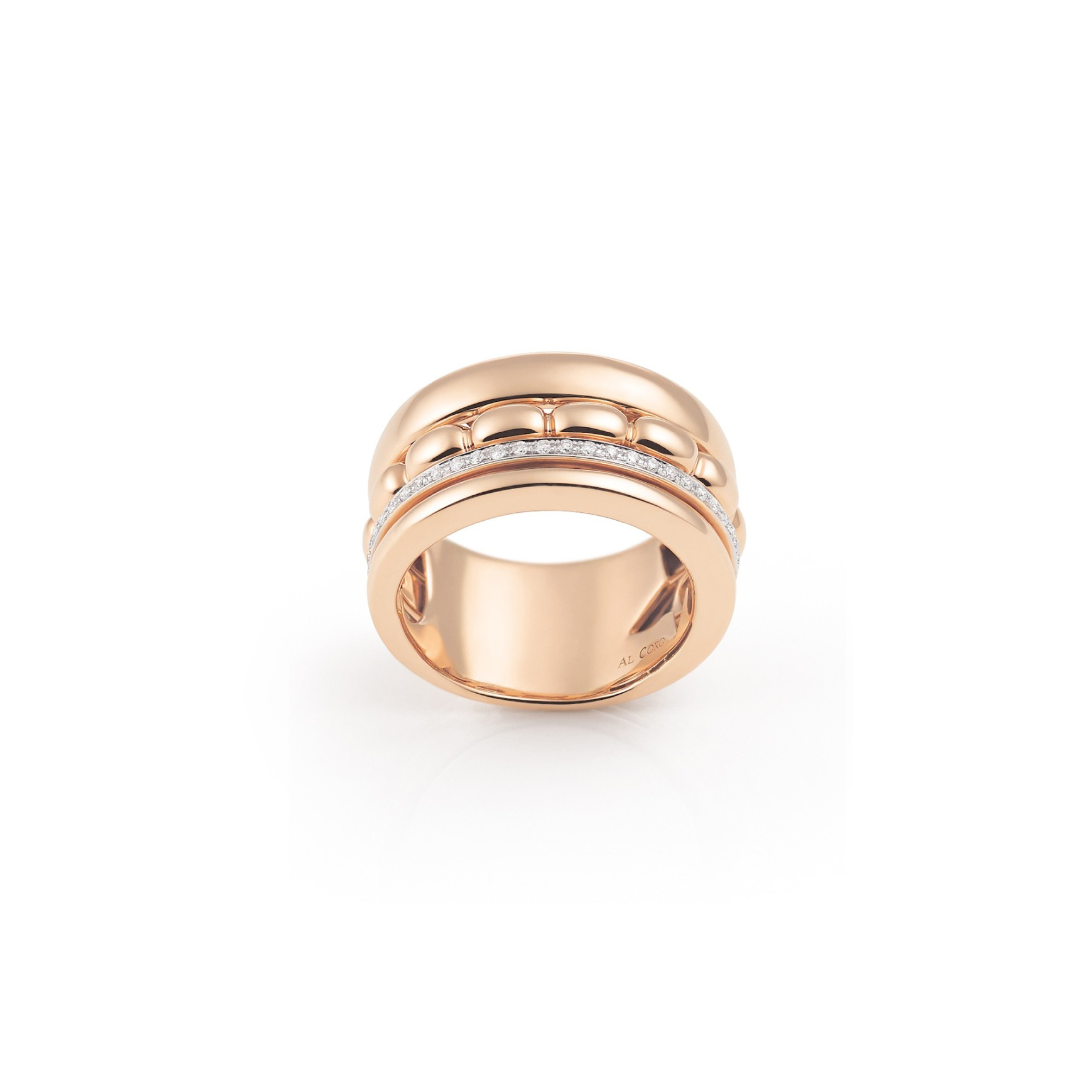 Deze opvallende ring is vervaardigd uit hoogwaardig 18 karaat rosegoud. De ring heeft een modern design waarin het blokjespatroon van de La Piazza collectie in terug te zien is. De ring is voorzien van 35 briljant geslepen diamanten met een totaalgewicht van 0.17ct (Kleur G, zuiverheid SI). 

De maat van deze ring is maat 55 (17,5mm). Heeft u een andere maat nodig? Neem dan gerust contact met ons op.
