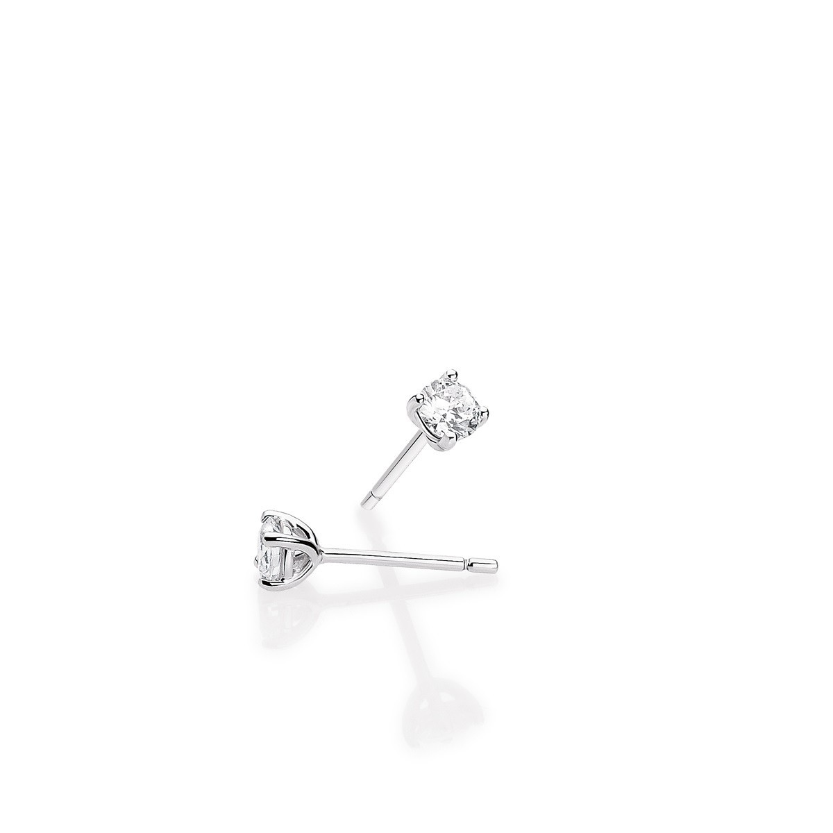 Elegante oorstekers gemaakt van 925 sterling zilver en schitterende zirkonia. Deze nikkelvrije oorknopjes met een doorsnede van 3 mm zijn perfect voor dagelijks gebruik of speciale gelegenheden. Draag ze met opgestoken haar om hun prachtige glans en detail te benadrukken. Een tijdloze toevoeging aan elke sieradencollectie.