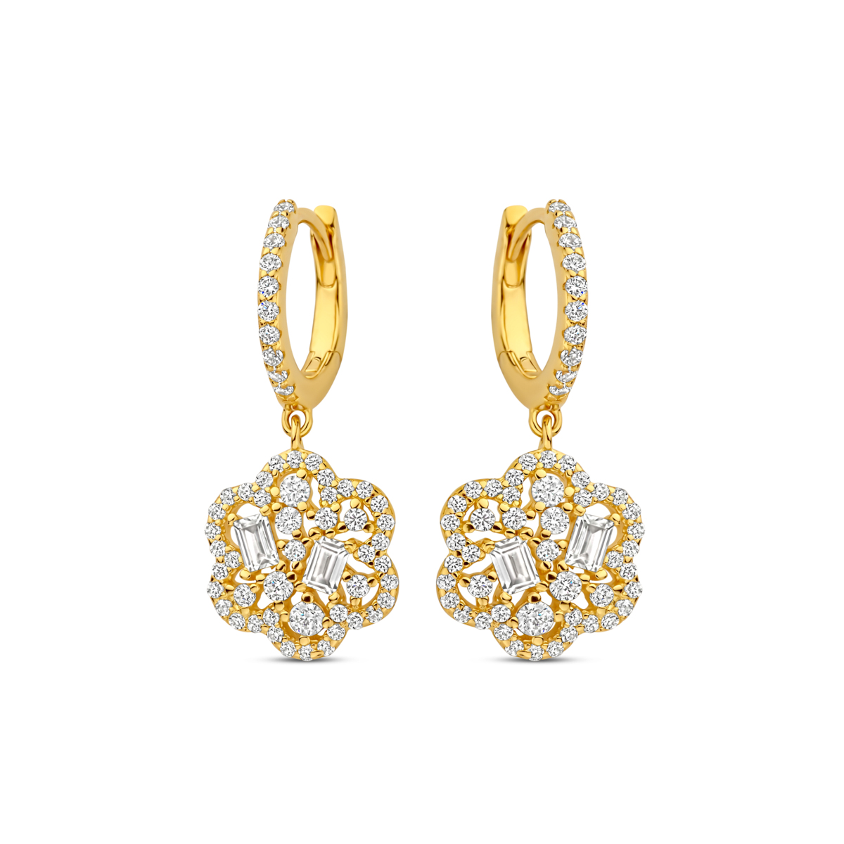 De Zilveren geel vergulde oorringen met bloemmotief zijn elegante creolen. Gemaakt van 925 sterling zilver en verguld in, stralen ze een tijdloze charme uit. Combineer ze met zowel casual als formele outfits voor een verfijnde look. Perfect om je dagelijkse stijl te verrijken of speciale gelegenheden te accentueren.