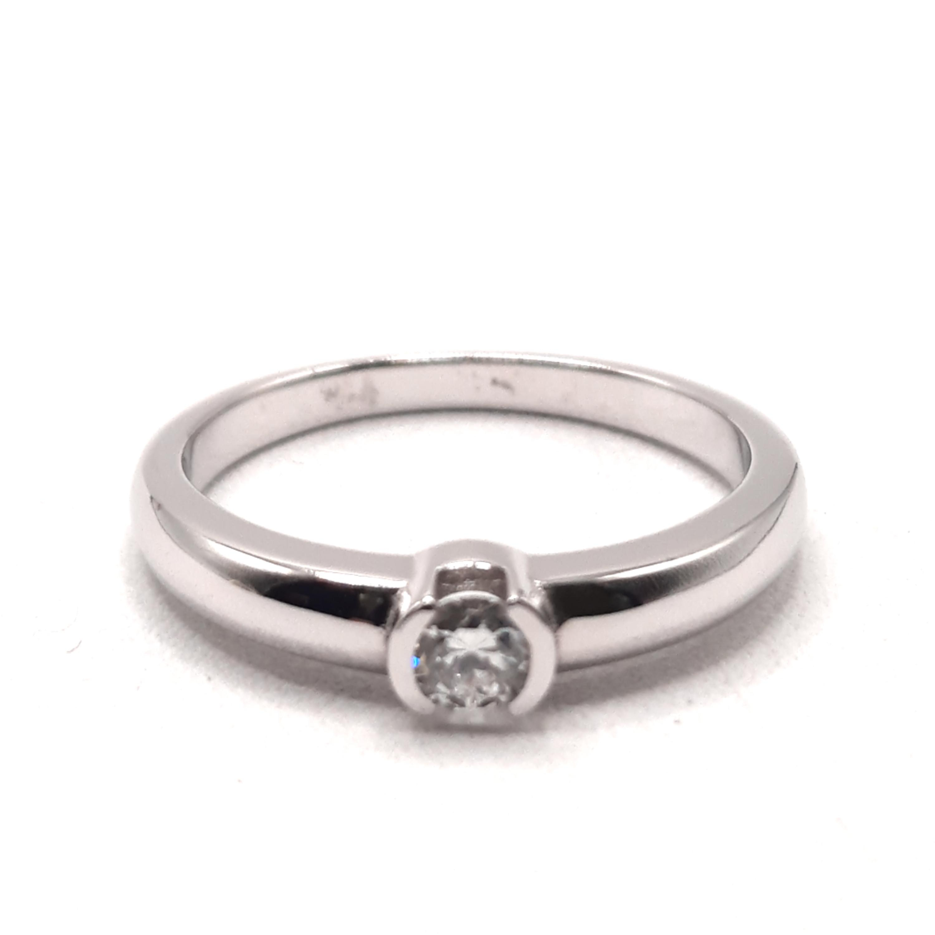 Deze prachtige witgouden ring met diamant, modelnummer 00002481, bevat een 14-karaats gouden band en een schitterende diamant van SI1 zuiverheid en H-kleur. Perfect als verlovingsring en verkrijgbaar in maat 54. Draag hem op speciale gelegenheden of dagelijks voor een vleugje elegantie. Deze ring straalt luxe en verfijning uit, ideaal voor elke sieradenliefhebber.