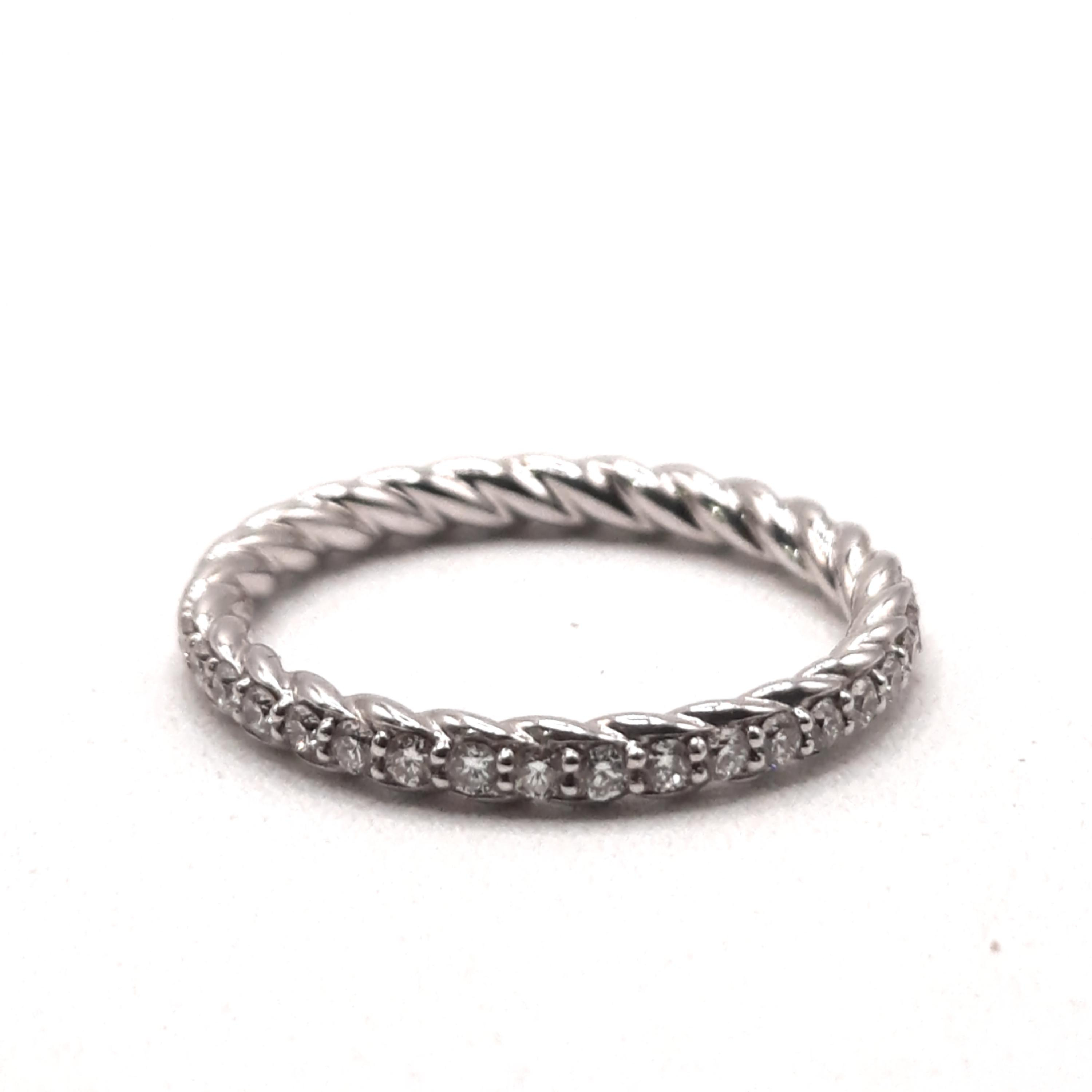 Deze schitterende witgouden ring met diamant, modelnummer 0002482, is een perfecte verlovingsring. Gemaakt van 14-karaats goud in maat 54, straalt deze ring elegantie uit met een SI1 puurheid diamant van kleur G (Fijn wit Top Wesselton). Draag het dagelijks voor een vleugje klasse of bij speciale gelegenheden om de schoonheid te accentueren.