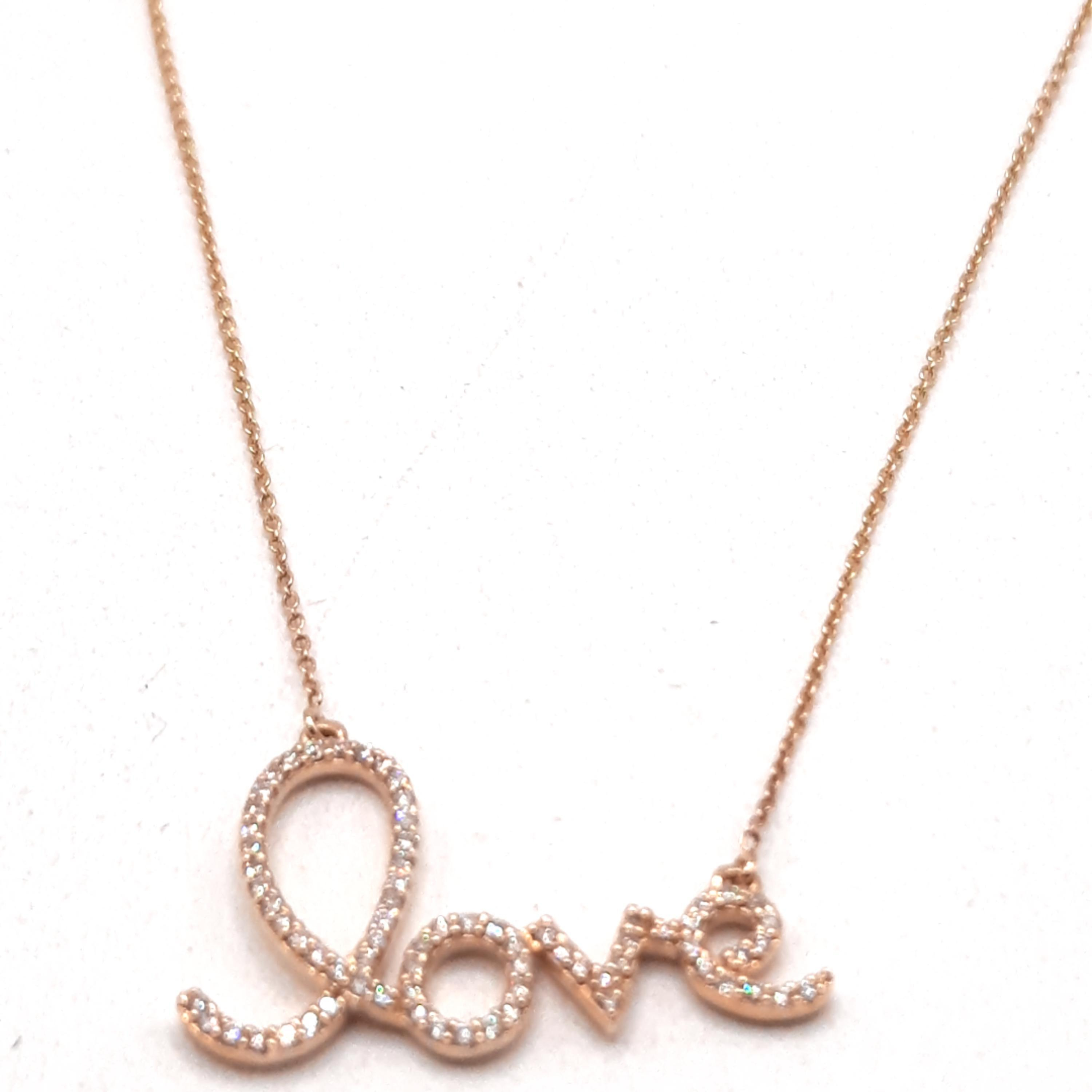 Deze prachtige diamant ketting, modelnummer 0002483, is een juweel van 14 karaats goud en siert de nek met zijn elegante uitstraling. De ketting is 450 mm lang en bevat diamanten van SI1 zuiverheid in de kleur G (Top Wesselton). Perfect voor zowel formele gelegenheden als dagelijkse elegantie. Draag met vertrouwen en stijl!