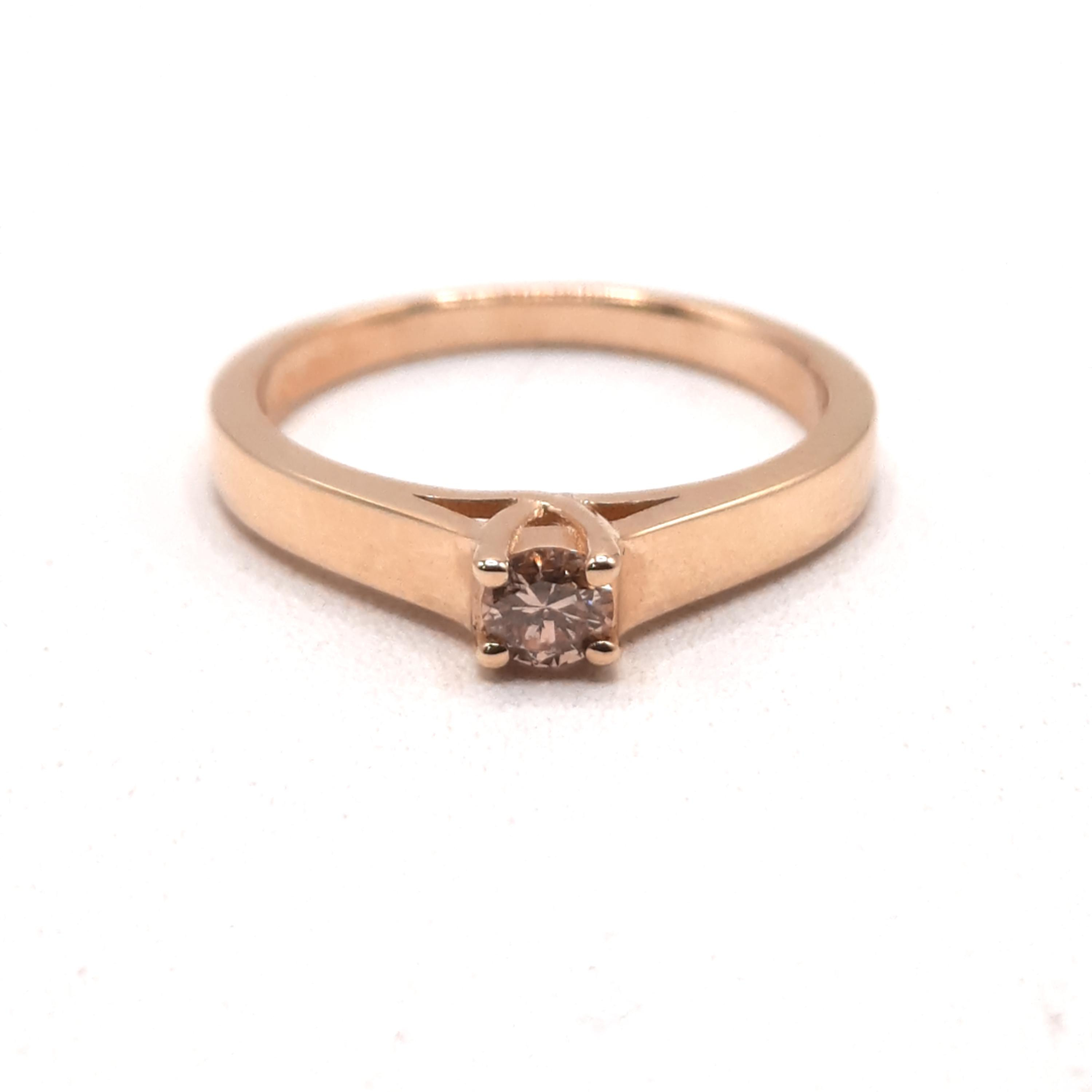 De diamant ring 14k, modelnummer 0002487, is een 14-karaats gouden ring, ideaal voor verloving. Het heeft een SI1 zuivere diamant van kleur I (licht getint wit+ kristal). Geschikt voor maat 54. Perfect voor speciale gelegenheden. Draag deze ring met trots als symbool van liefde en toewijding. Voegt elegantie toe aan elke outfit.