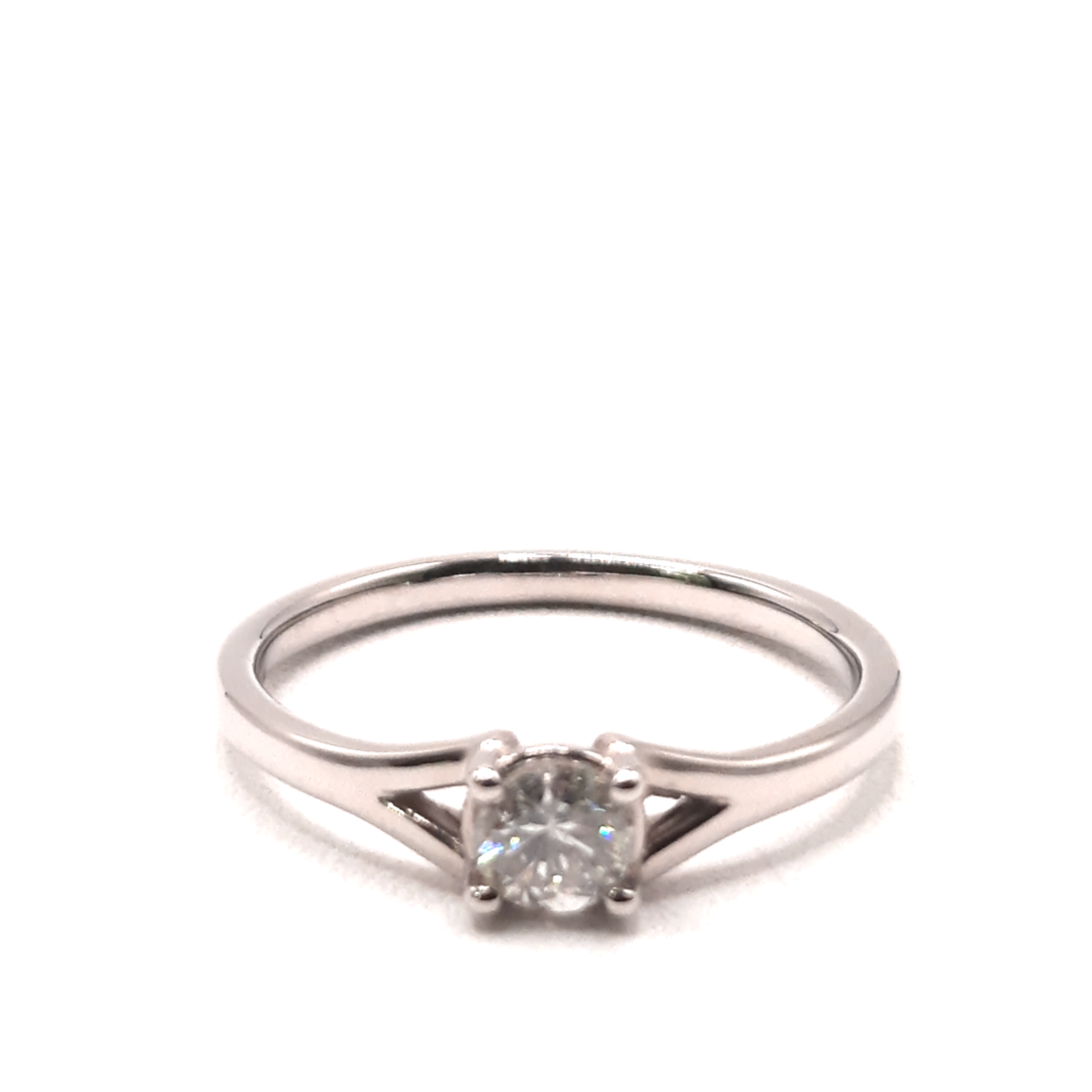 De witgouden ring met diamant (modelnummer: 0002488) is een elegante keuze, gemaakt van 14-karaats witgoud en voorzien van een diamant met zuiverheid SI1 en kleur G. Perfect voor een verfijnde uitstraling. Draag tijdens speciale gelegenheden of dagelijks voor een vleugje luxe. Maat: 54. Een tijdloos sieraad dat prachtig staat bij elke outfit.