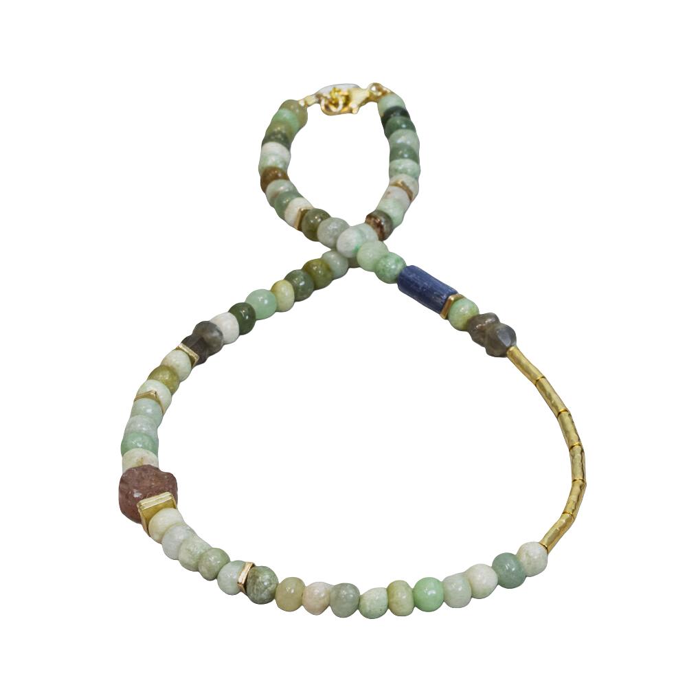 Dit collier van Jeh Jewels is één en al lente en bestaat uit meerdere edelstenen. De meest voorkomende edelsteen (groen) is Jade, verder zit er in dit collier roze Kwarts, Kyaniet en Labradoriet. Als finishing touch is er aan dit collier een rij Goldfilled buisjes toegevoegd. Ben jij ook zo gek op edelstenen, je leest er alles over op onderstaande pagina!
