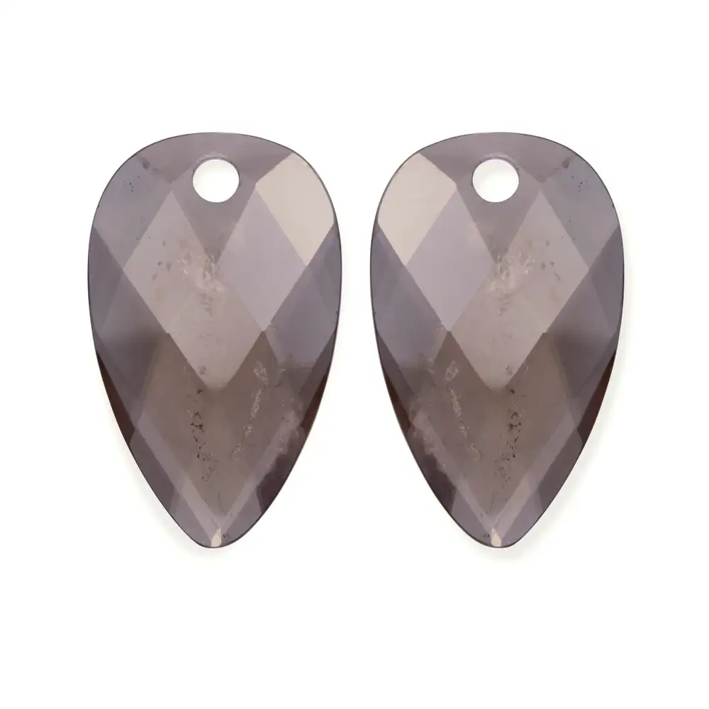 Sparkling Jewels biedt een kleurrijke collectie door het gebruik van de fijnste edelstenen. De gefacetteerde Smoky Quartz Blossom oorstenen zijn perfect om te combineren met verschillende oorbellen.