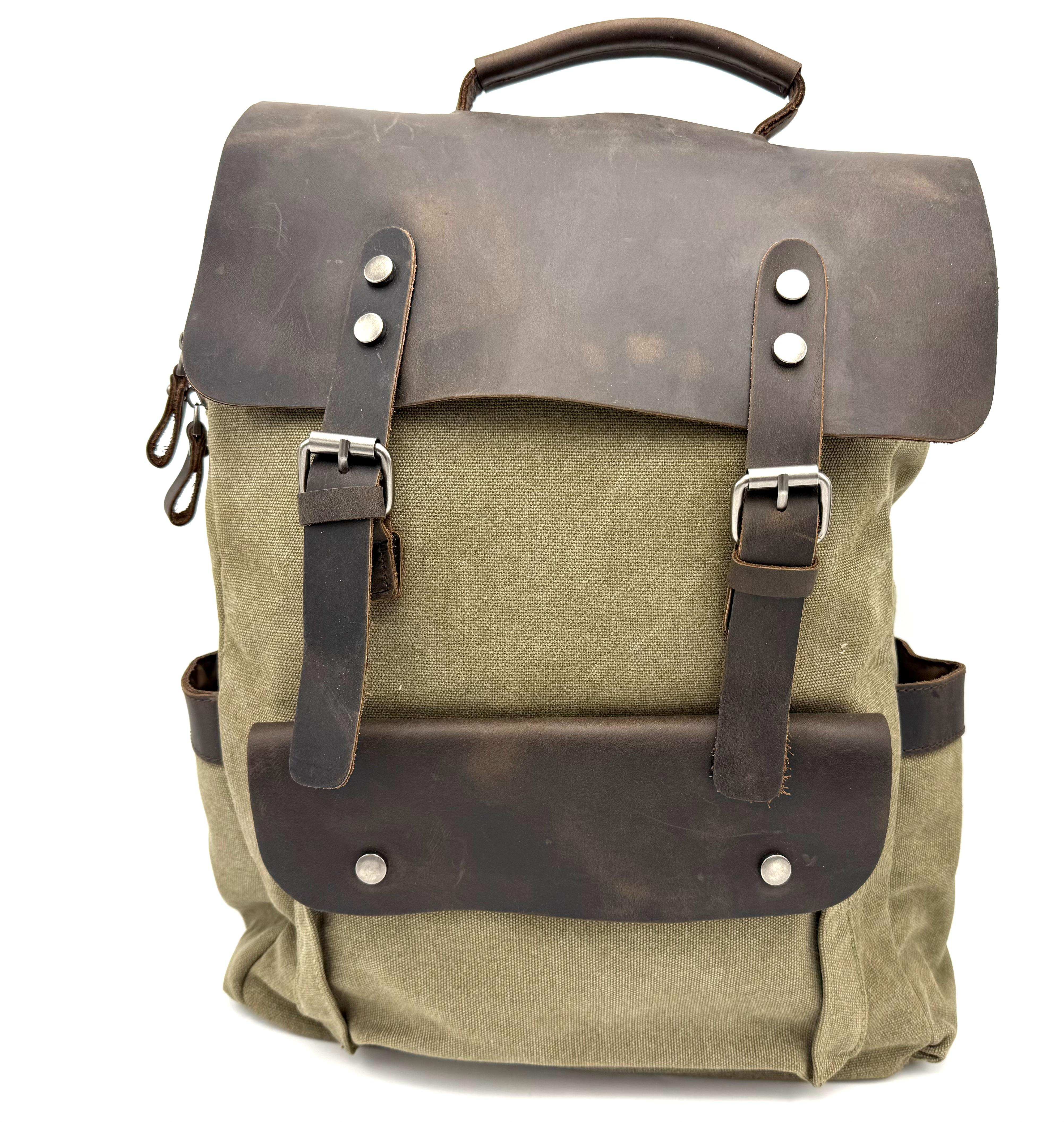 Canvas Rugtas met Leren Accenten – Stijlvol & Functioneel

Ga op pad met deze robuuste en stijlvolle canvas rugtas met luxe lederen details. Deze tas combineert tijdloos design met praktisch gebruiksgemak, ideaal voor werk, school of vrije tijd.

De rugtas is vervaardigd uit stevig canvas met rijke lederen accenten die zorgen voor een luxe uitstraling en extra duurzaamheid. De magnetische klepsluiting biedt snelle toegang, terwijl de rits met dubbele trekkers onder de klep zorgt voor extra veiligheid.

Binnenin bevindt zich één ruim hoofdvak, een gevoerd laptopvak en twee steekvakken voor kleinere items. Aan de zijkanten zijn twee flessenhouders toegevoegd — handig voor water of een thermosbeker. De achterzijde is voorzien van een veilig ritsvak, ideaal voor waardevolle spullen zoals je telefoon of portemonnee.

Met zijn praktische indeling en stoere look is deze canvas rugtas de perfecte balans tussen stijl en functionaliteit.

Afmetingen:
Hoogte: 40 cm • Breedte: 33 cm • Diepte: 12 cm

Kenmerken:

Stevig canvas met luxe lederen accenten

Twee zijvakken geschikt voor drinkflessen

Magnetische klepsluiting en dubbele ritstrekkers

Ruim hoofdvak met laptopvak en twee steekvakken

Achterzijde met extra ritsvak

Comfortabele schouderbanden en verstevigde rugzijde

Tijdloos design – geschikt voor werk, school of reizen

Waarom je deze tas wilt:
Deze canvas rugtas met leren accenten is niet alleen praktisch en ruim, maar ook stijlvol en duurzaam. Een ideale keuze voor wie kwaliteit, comfort en design belangrijk vindt.