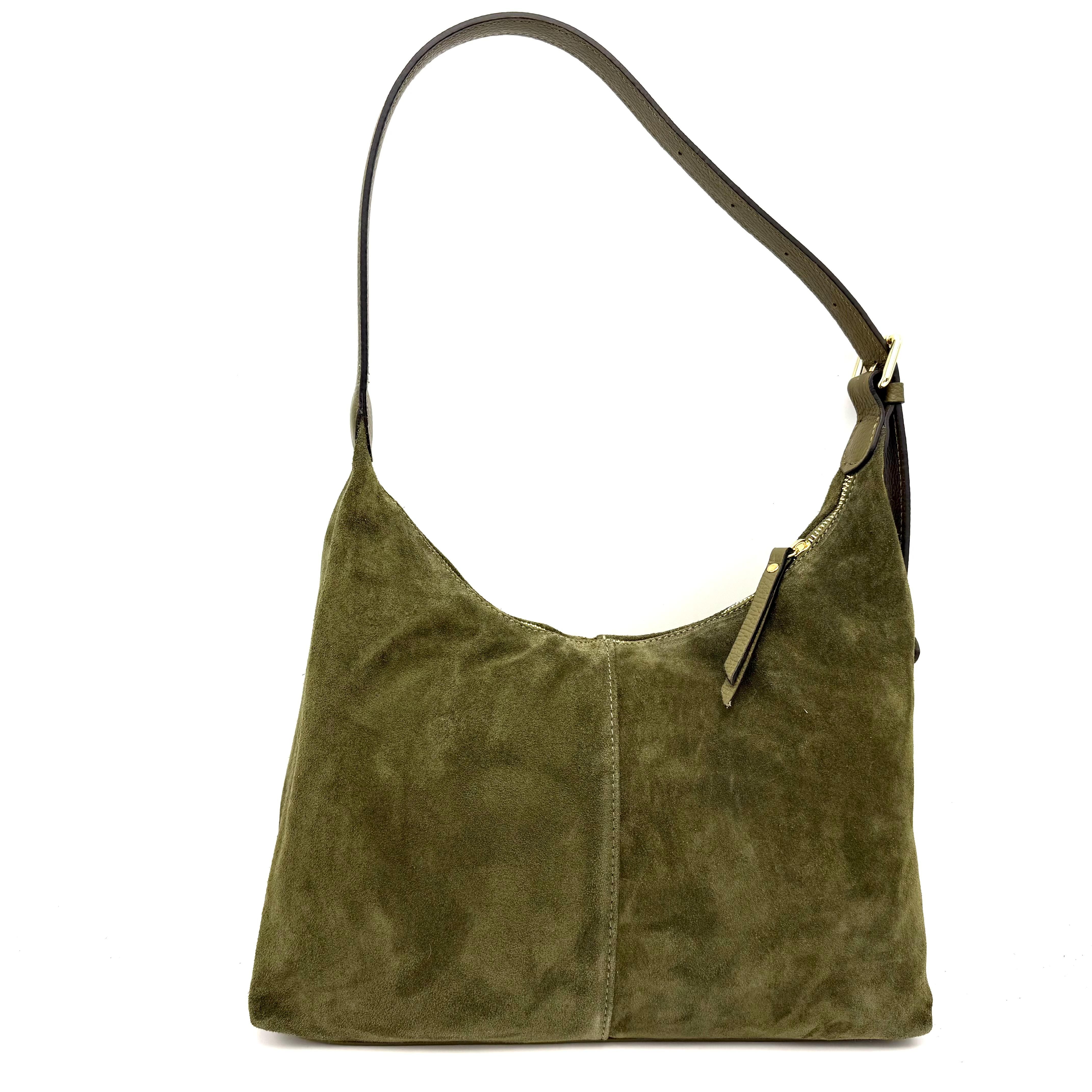 Luxe Italiaanse Schoudertas van Suède en Dollaro Leer – Tijdloze Elegantie

Ervaar pure verfijning met deze heerlijke Italiaanse schoudertas, met zorg vervaardigd uit hoogwaardig suède en soepel dollaro leer. Deze tas is een toonbeeld van Italiaans vakmanschap – elegant, comfortabel en ontworpen voor dagelijks gebruik met een luxueuze uitstraling.

De tas is voorzien van een praktische toprits die toegang geeft tot één ruim hoofdvak met een binnenritsvak en steekvak, ideaal voor het overzichtelijk opbergen van je persoonlijke items. De onderzijde en de schouderband zijn uitgevoerd in stevig dollaro leer, wat niet alleen zorgt voor duurzaamheid, maar ook voor een stijlvolle contrastlook met het zachte suède.

Dankzij het verfijnde ontwerp en de comfortabele schouderband draag je deze tas met gemak de hele dag door. Een elegante keuze voor wie houdt van Italiaanse klasse met een eigentijdse touch.

Afmetingen:
Hoogte: 26 cm • Breedte: 34 cm • Diepte: 8 cm

Kenmerken:

Gemaakt in Italië van hoogwaardig suède en dollaro leer

Luxe suède body met leren onderzijde en schouderband

Sluiting met toprits

Ruim hoofdvak met ritsvak en steekvak

Niet als crossbody te dragen – pure schoudertasstijl

Beschikt over een elegante, comfortabele draagvorm

Tijdloos design met Italiaanse finesse

Waarom je deze tas wilt:
Deze Italiaanse schoudertas combineert moeiteloos stijl en functionaliteit. De rijke materialen, verfijnde afwerking en praktische indeling maken dit de perfecte tas voor elke gelegenheid – van een dag in de stad tot een avond uit.