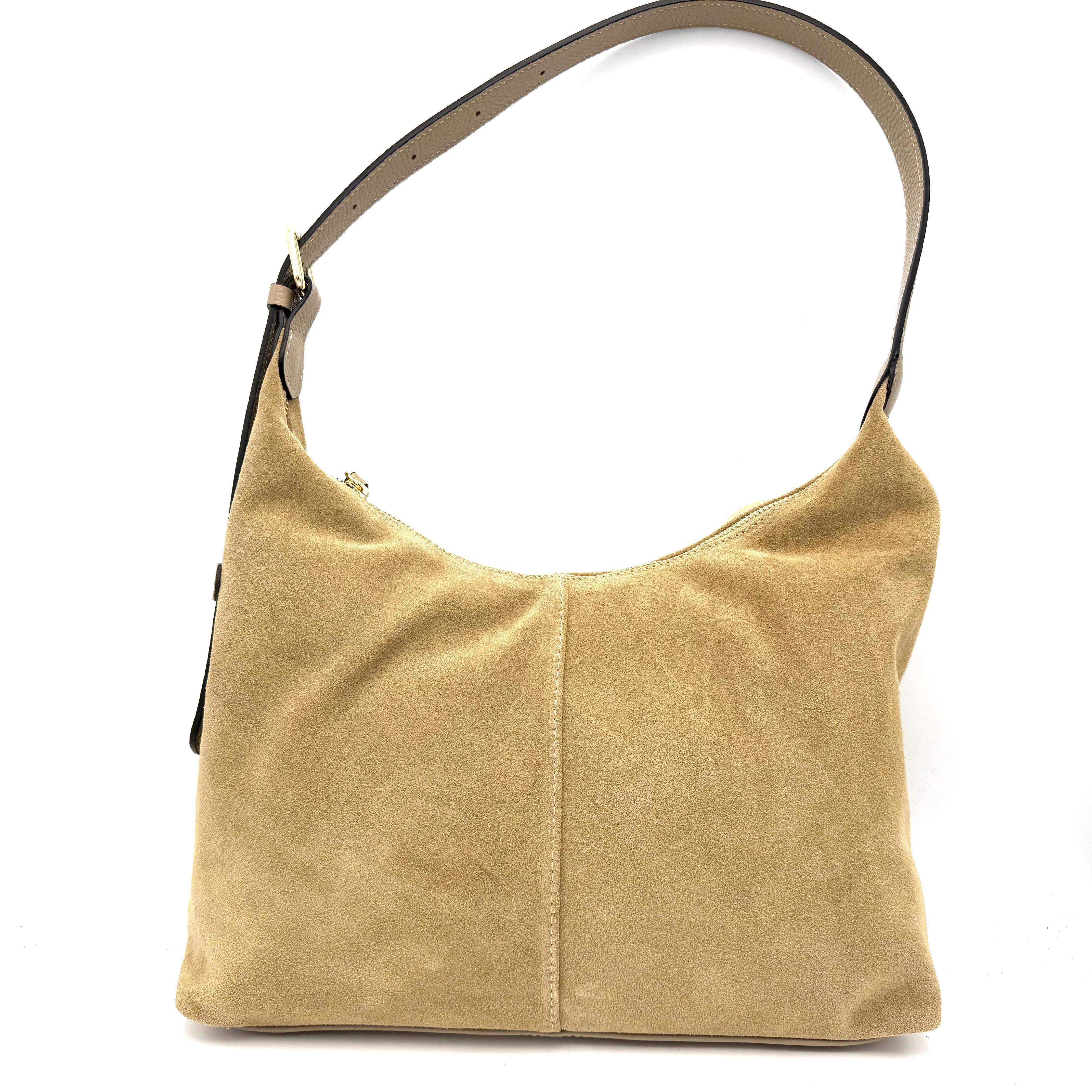 Luxe Italiaanse Schoudertas van Suède en Dollaro Leer – Tijdloze Elegantie

Ervaar pure verfijning met deze heerlijke Italiaanse schoudertas, met zorg vervaardigd uit hoogwaardig suède en soepel dollaro leer. Deze tas is een toonbeeld van Italiaans vakmanschap – elegant, comfortabel en ontworpen voor dagelijks gebruik met een luxueuze uitstraling.

De tas is voorzien van een praktische toprits die toegang geeft tot één ruim hoofdvak met een binnenritsvak en steekvak, ideaal voor het overzichtelijk opbergen van je persoonlijke items. De onderzijde en de schouderband zijn uitgevoerd in stevig dollaro leer, wat niet alleen zorgt voor duurzaamheid, maar ook voor een stijlvolle contrastlook met het zachte suède.

Dankzij het verfijnde ontwerp en de comfortabele schouderband draag je deze tas met gemak de hele dag door. Een elegante keuze voor wie houdt van Italiaanse klasse met een eigentijdse touch.

Afmetingen:
Hoogte: 26 cm • Breedte: 34 cm • Diepte: 8 cm

Kenmerken:

Gemaakt in Italië van hoogwaardig suède en dollaro leer

Luxe suède body met leren onderzijde en schouderband

Sluiting met toprits

Ruim hoofdvak met ritsvak en steekvak

Niet als crossbody te dragen – pure schoudertasstijl

Beschikt over een elegante, comfortabele draagvorm

Tijdloos design met Italiaanse finesse

Waarom je deze tas wilt:
Deze Italiaanse schoudertas combineert moeiteloos stijl en functionaliteit. De rijke materialen, verfijnde afwerking en praktische indeling maken dit de perfecte tas voor elke gelegenheid – van een dag in de stad tot een avond uit.