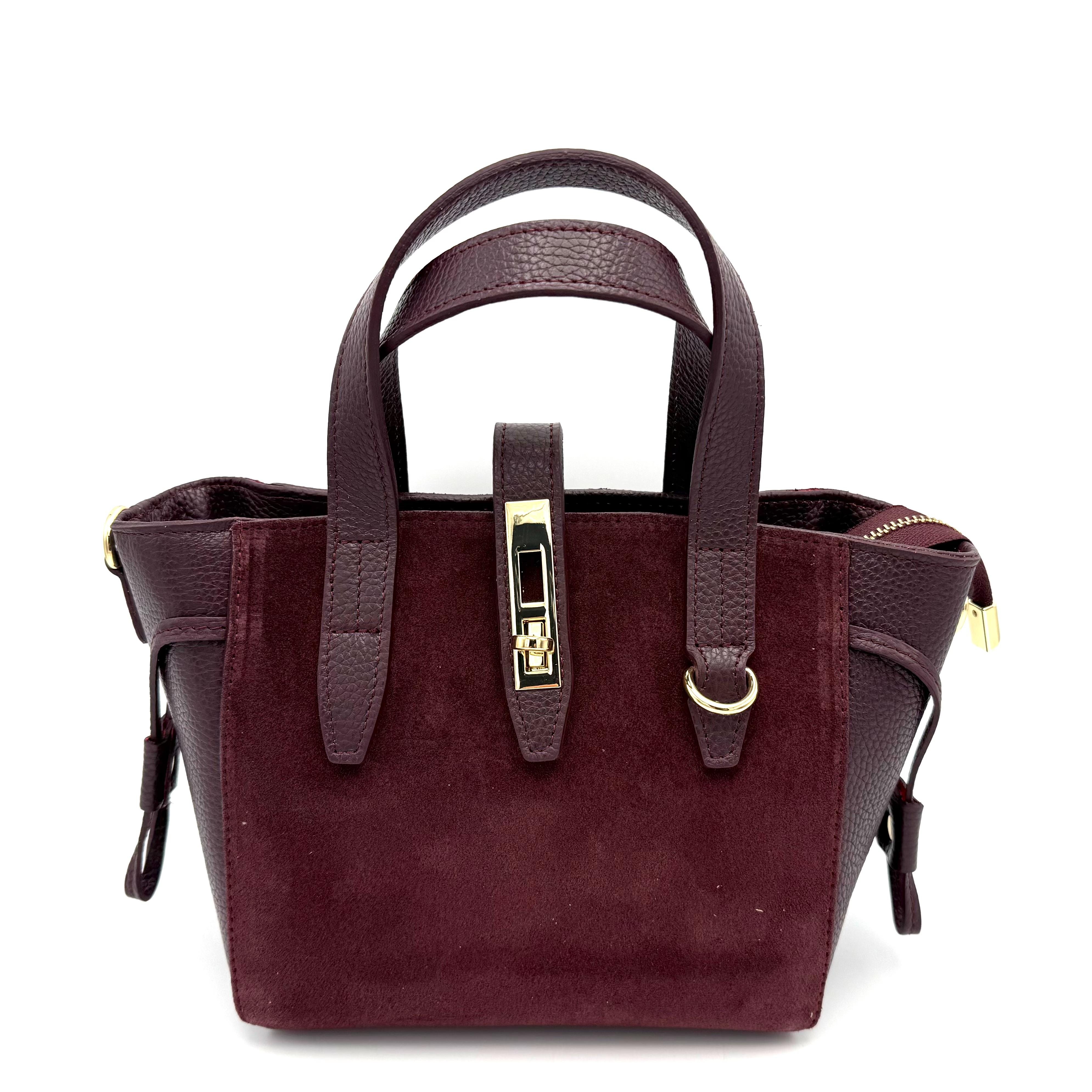 Luxe Italiaanse Handtas van Suède en Dollaro Leer – Elegant & Veilig Design

Ontdek tijdloze elegantie met deze handgemaakte Italiaanse tas, vervaardigd uit een verfijnde combinatie van suède en soepel dollaro leer. Deze tas straalt klasse en vakmanschap uit — een perfecte balans tussen luxe mode en dagelijks gebruiksgemak.

De tas is voorzien van een korte handgreep én een afneembare, verstelbare schouderriem, zodat je haar zowel in de hand, op de schouder als crossbody kunt dragen. De band met draaislot zorgt samen met de extra toprits voor een dubbele sluiting – veilig én stijlvol.

Binnenin vind je één ruim hoofdvak met een achterritsvak en een steekvak, ideaal voor het overzichtelijk opbergen van je essentials. De onderzijde is afgewerkt met beschermende pootjes, die het leer mooi houden en de tas een luxe afwerking geven.

Met haar elegante vorm, rijke materialen en Italiaanse flair is deze tas een echte eyecatcher — perfect voor zowel werk, stadse uitstapjes als avondgelegenheden.

Afmetingen (indien gewenst toe te voegen): Hoogte xx cm • Breedte xx cm • Diepte xx cm

Kenmerken:

Gemaakt in Italië van hoogwaardig dollaro leer en suède

Korte handgreep + afneembare, verstelbare schouderriem

Band met draaislot en extra toprits – extra veilig

Ruim hoofdvak met achterritsvak en steekvak

Beschermende pootjes aan de onderzijde

Elegant, modieus en tijdloos design

Waarom je deze tas wilt:
Deze Italiaanse leren handtas is de perfecte mix van elegantie, functionaliteit en veiligheid. De luxe materialen, het verfijnde ontwerp en de doordachte indeling maken dit een tas die elke outfit compleet maakt.

Afmetingen Hoogte 19cm x breed 21cm x diep 11cm