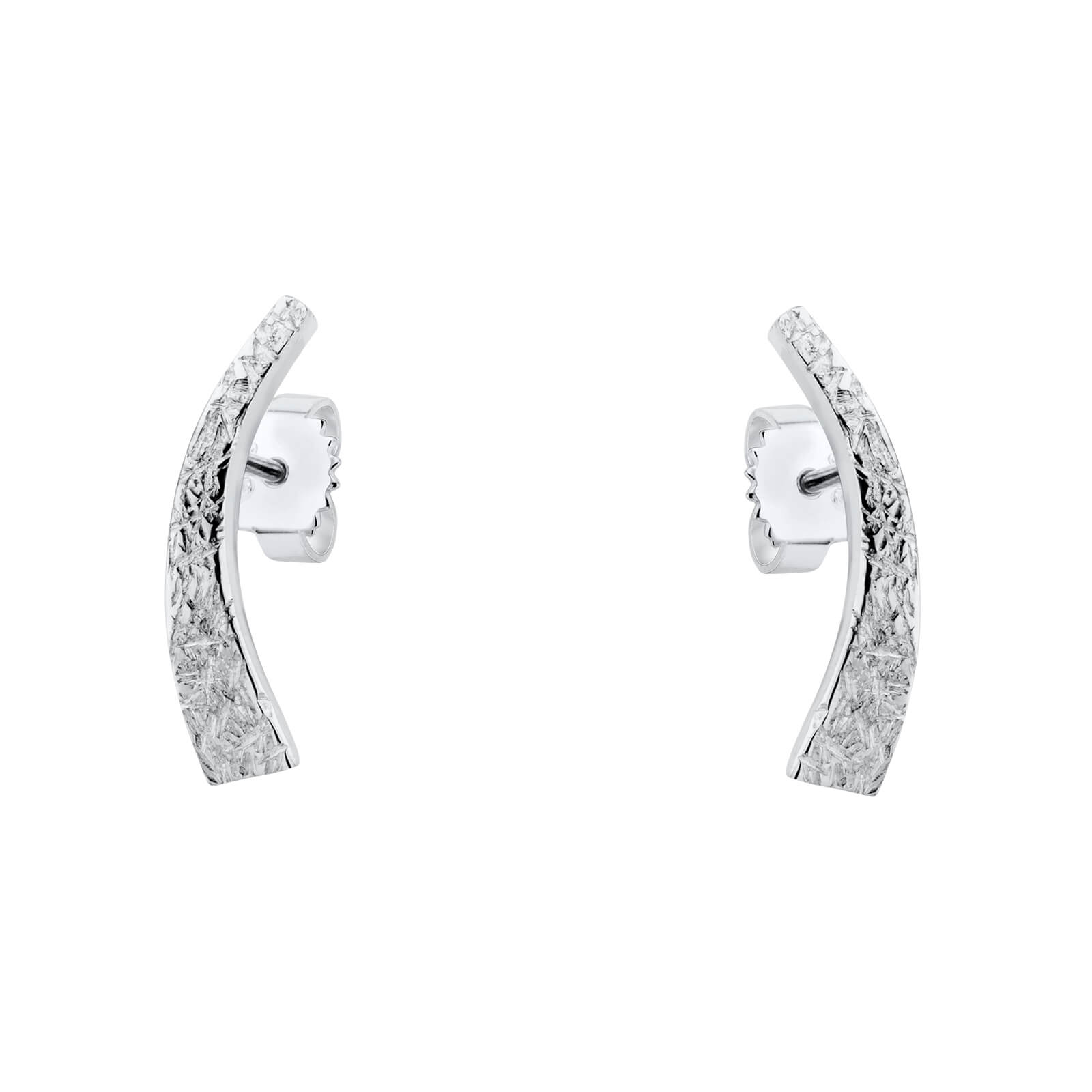 een paar 925/1000 zilveren oorstekers van Nol, gebogen 2cm lengte hamerslag motief