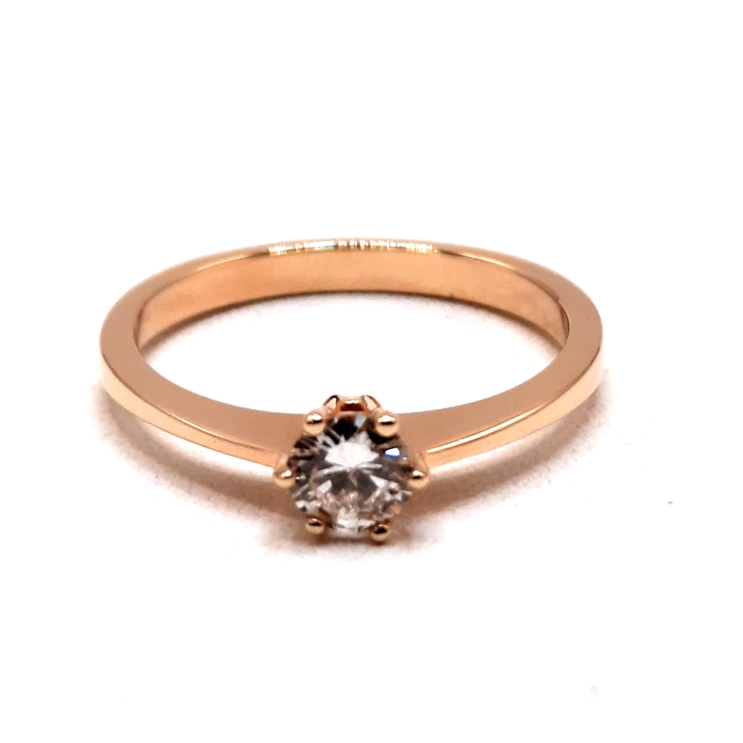 Deze verlovingsring met modelnummer 0002490 is een prachtige keuze voor een aanzoek. Gemaakt van 14 karaat goud met een schitterende diamanten steen van SI1 zuiverheid en G-kleur (Top Wesselton). Draag het aan de ringvinger van je linkerhand, traditioneel gebruikt voor verlovingsringen. Een elegant en tijdloos sieraad dat liefde en toewijding uitstraalt.