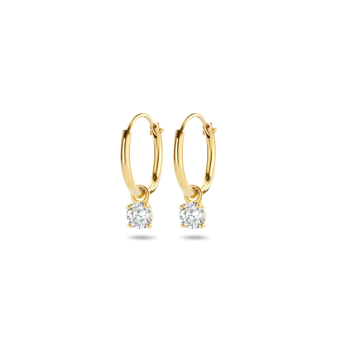 Trendy geelgouden oorringen met een schitterende zirkonia in een chaton. De oorringen hebben een afmeting van 11x1.3mm met een hanger van 5.5x3.5mm. Tip: Leuk om kado te geven! De oorringen hebben een subtiele uitstraling en kunnen dagelijks gedragen worden.
