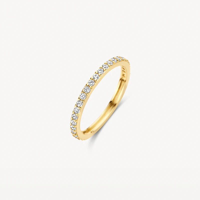 Deze stijlvolle 14k geelgouden ring is bijna helemaal rondom bezet met schitterende zirkonia’s in pavé-zetting. De band heeft een doorsnede van 1,9 mm. De ring is prachtig op zichzelf, maar ook mooi te combineren. 