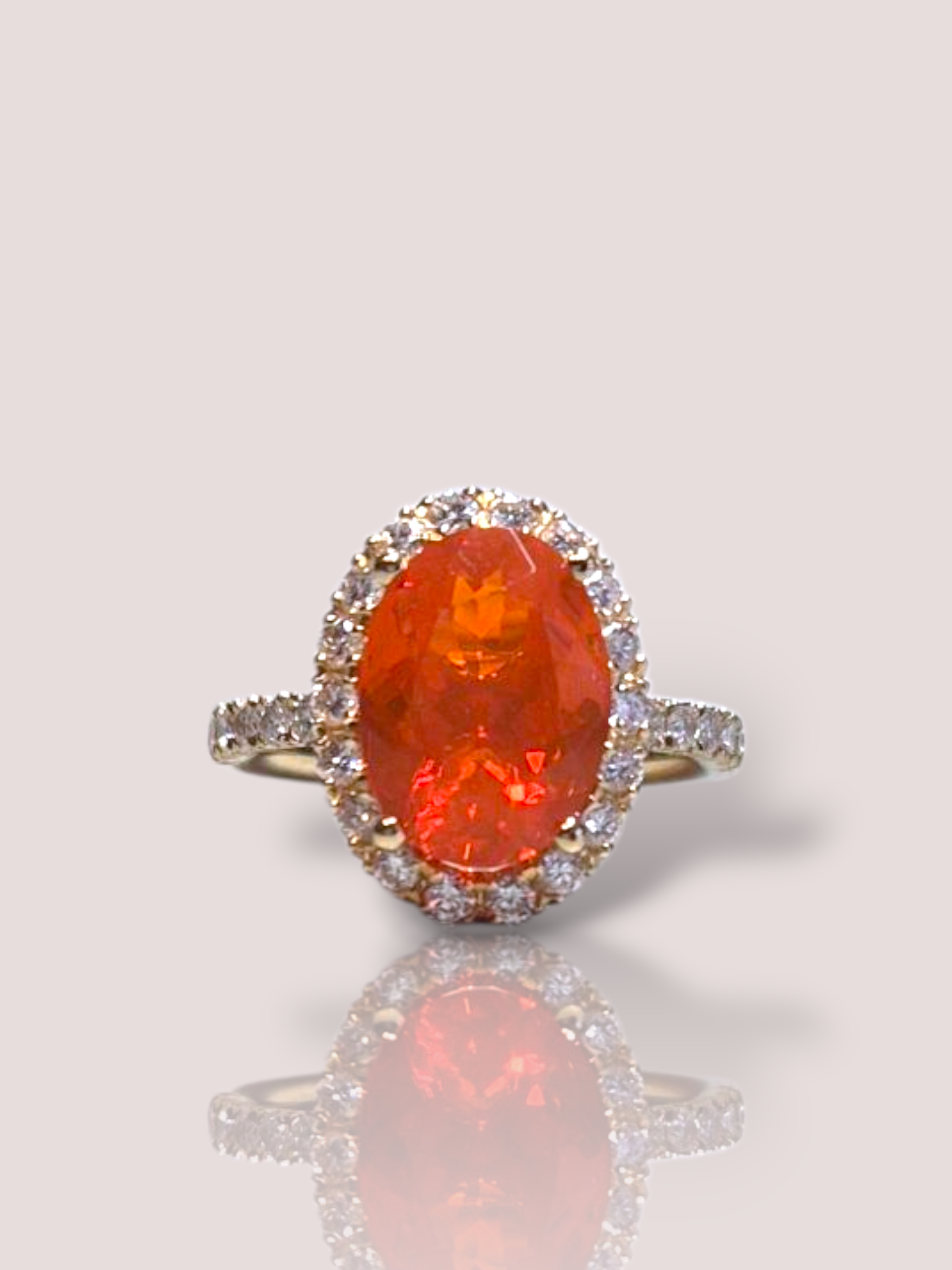 Prachtige House of Bruens 18k geel gouden ring met een beeldschone oranje vuuropaal van 12 bij 9 mm. De steen wordt omringd door 30 briljant geslepen zeer witte diamanten van de kwaliteit F/G VVS2. In totaal bevat de ring 0,75ct aan diamant.

De ring heeft een gewicht van 5,45 gram en heeft maat 55.