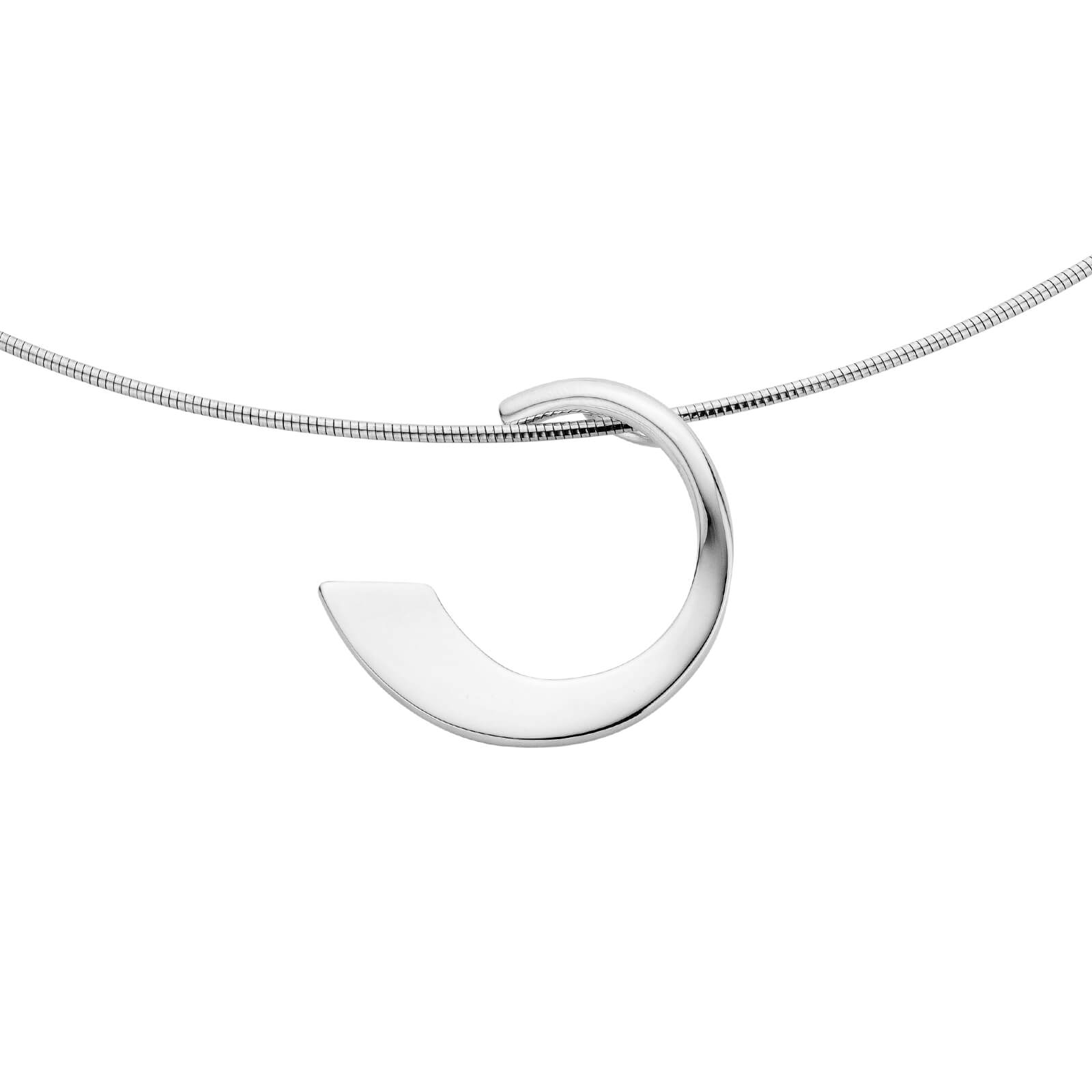 Een 925/1000 zilveren hanger van NOL in vorm van krul.