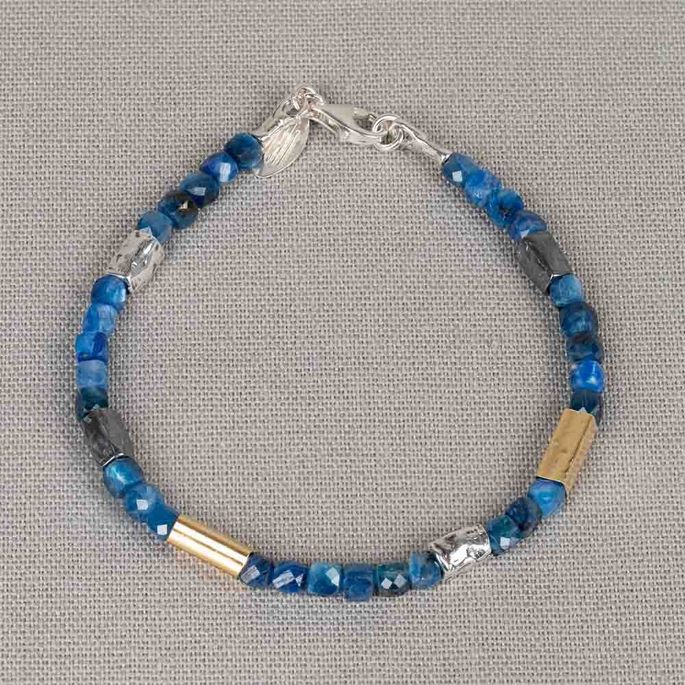 De Armband edelstenen Kyaniet Zilver, oxy, Goldfilled met modelnummer 21145 is een verfijnde armband met kyaniet edelstenen, zilveren en goudgevulde elementen. Perfect voor een elegante uitstraling. Draag deze armband solo voor een minimalistische look of combineer met andere sieraden voor een gelaagde stijl. Ideaal voor zowel dagelijks gebruik als speciale gelegenheden.