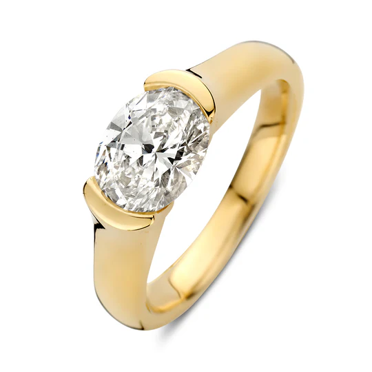 Ring Sara is een moderne ring, ontworpen voor de bewuste sieradenliefhebber. Deze elegante solitaire ring is vervaardigd uit 18 karaat gerecycled geelgoud en gezet met een schitterende lab grown diamant van 1,50 karaat in een prachtig ovale slijpvorm.

Wat Sara bijzonder maakt, is de manier waarop de diamant dwars op de ring is geplaatst – een subtiele maar opvallende draai aan het klassieke ontwerp. Deze horizontale plaatsing geeft de ring een eigentijdse uitstraling en benadrukt de lengte van de steen op een verrassend elegante manier.

De diamant wordt vastgehouden in een spanzetting: een moderne zetwijze waarbij de steen stevig tussen twee goudranden geklemd zit. Deze techniek zorgt niet alleen voor een veilige bevestiging, maar laat ook veel lichtinval toe – wat de schittering van de ovale slijpvorm nog extra versterkt.

Of je haar nu draagt naast een gouden trouwring of in een speelse stack met andere sieraden – Sara blijft schitteren. De gladde, minimalistische afwerking geeft de ring een moderne touch die moeiteloos te combineren is.