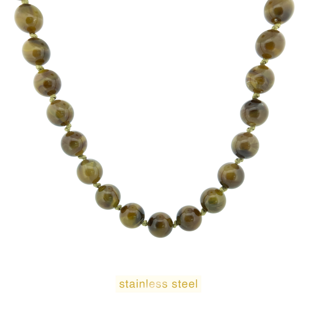 De Day & Eve Collier Steen 14k verguld model N56500-3 is een verfijnde ketting die elegantie toevoegt aan elke outfit. Met zijn olijfkleurige stenen is het de perfecte accessoire voor zowel dagelijks als avondgebruik. Draag het solo voor een subtiele look of combineer met andere sieraden voor extra flair. Ideaal voor zowel casual als formele gelegenheden.