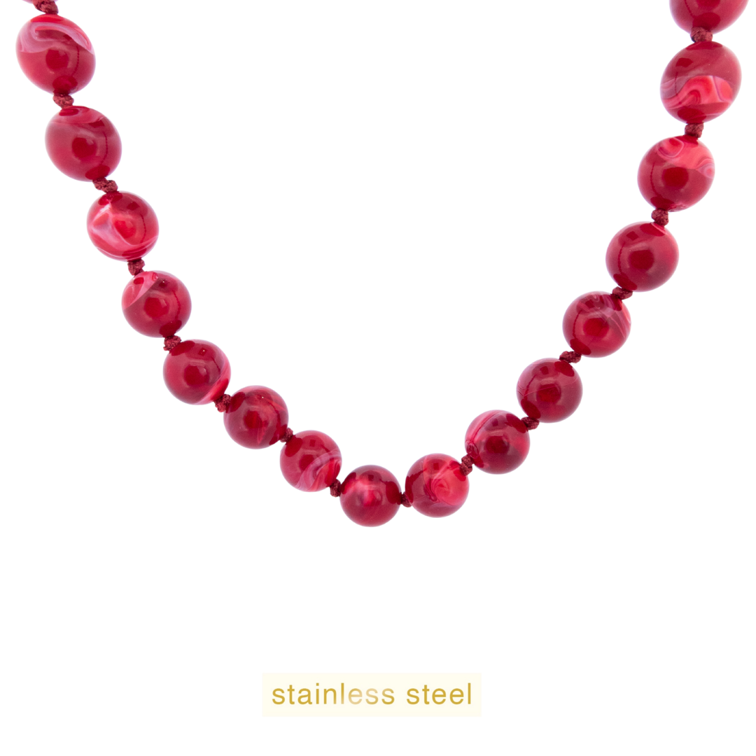 De Day & Eve Collier Steen 14 k verguld Rood, modelnummer N56500-2, is een verfijnde ketting die elegantie en stijl toevoegt aan elke outfit. De 14-karaats vergulde afwerking en de rode steen maken het een opvallend sieraad. Draag deze ketting met een eenvoudige top of jurk om de pracht van de steen te accentueren. Perfect voor zowel dagelijks gebruik als speciale gelegenheden.