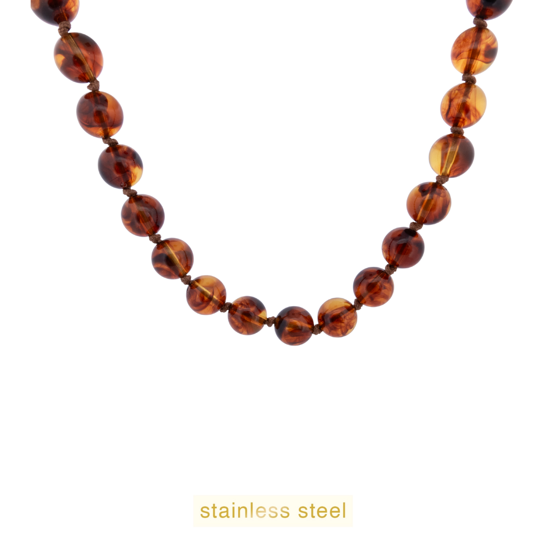 De Day & Eve Collier Steen 14k verguld Cognac, modelnummer N56500-1, is een verfijnd sieraad dat de luxe van een 14-karaats vergulde afwerking combineert met de warme tinten van cognackleurige stenen. Deze elegante ketting past perfect bij zowel formele als casual outfits. Draag het als een opvallend accessoire voor een chique uitstraling. 

CATEGORY: SIERAAD  
JEWEL_TYPE: KETTING