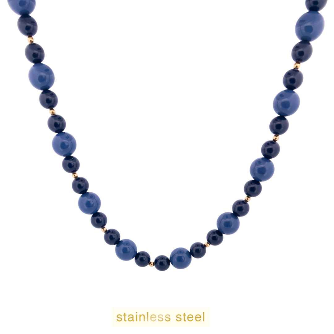 De Day & Eve Collier Kralen 14 k verguld Blauw, modelnummer N56508-3, is een verfijnde ketting met blauwe kralen en een 14k vergulde afwerking. Ideaal voor zowel casual als formele gelegenheden. Draag het als een opvallend accessoire op een eenvoudige blouse of jurk om een vleugje elegantie toe te voegen aan je look.