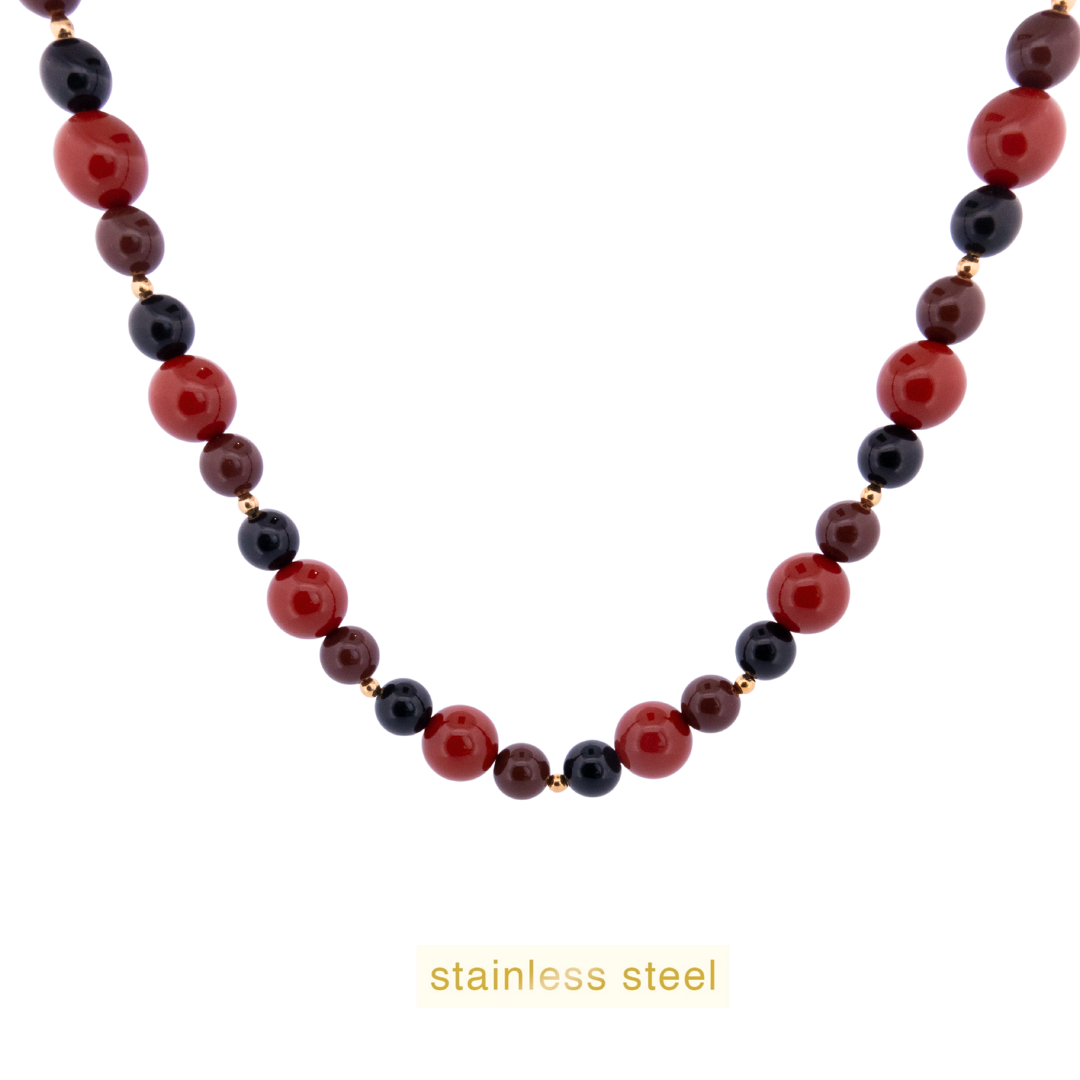 De Day & Eve Collier Kralen 14 k verguld Bruin, modelnummer N56508-1, biedt een elegante touch met zijn bruine kralen en 14-karaats vergulde afwerking. Perfect als sieraad voor elke gelegenheid. Draag het bij een avondjurk voor ultieme verfijning of combineer met een casual outfit voor een trendy look. Voeg stijl toe aan uw verzameling!