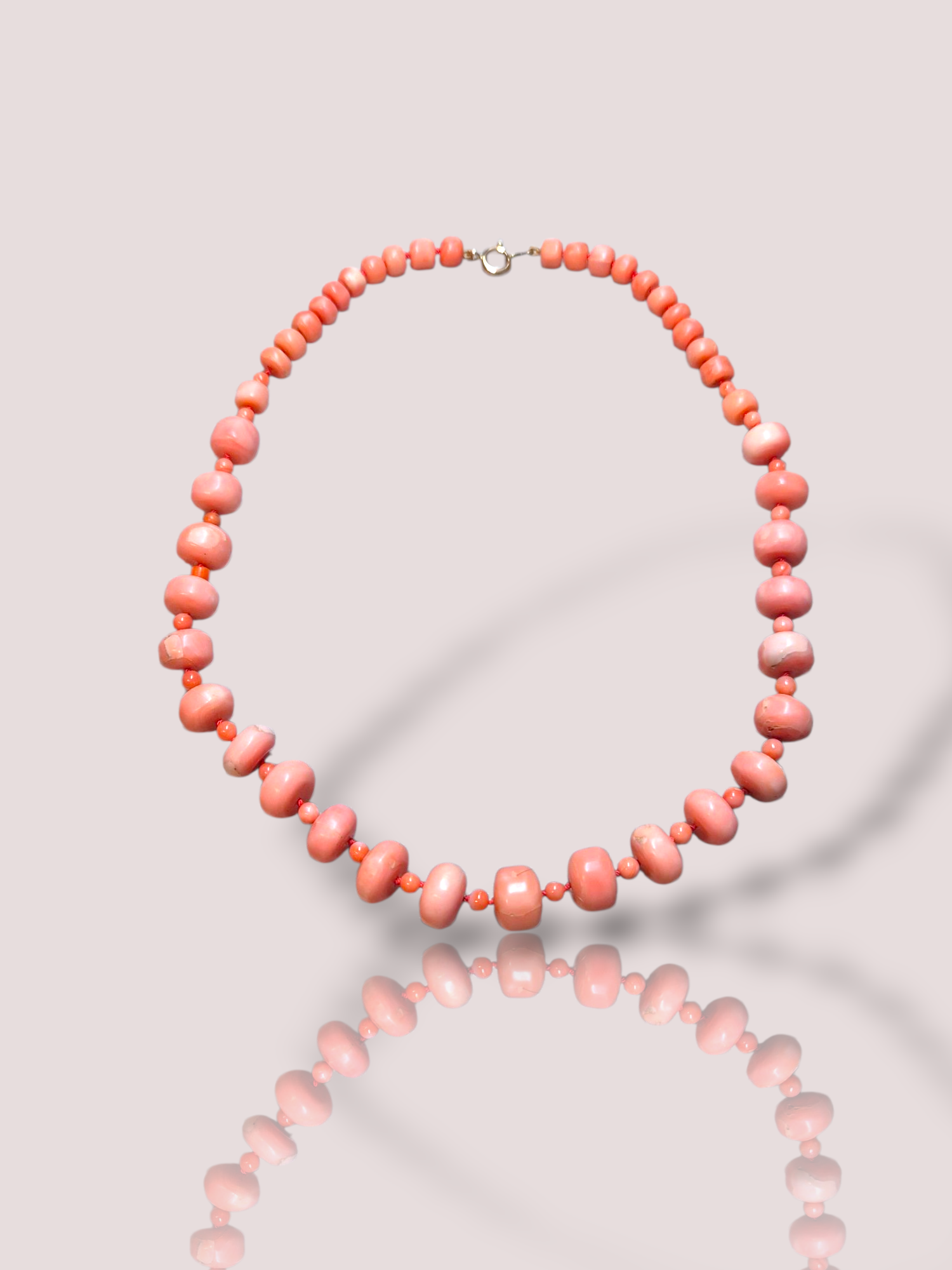 Dit prachtige Vintage angelskin collier met gouden slotje, is een tijdloze en elegante toevoeging aan je sieradencollectie. Als een verfijnde ketting, valt het mooi op de hals en kan perfect gedragen worden bij zowel formele als casual gelegenheden voor een klassieke en stijlvolle uitstraling. 

De lengte van het collier is 46 cm.