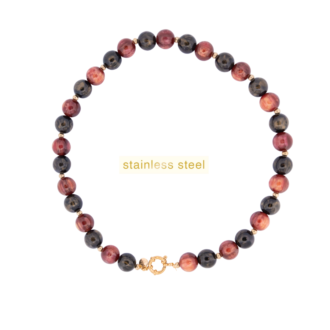 De Day & Eve Collier Glamour Steen 14k verguld Bruin, modelnummer N56509-2, is een verfijnde halsketting met een elegante bruine steen, verguld met 14-karaats goud. Perfect voor elke gelegenheid. Draag deze ketting als statementstuk op een eenvoudige blouse of jurk voor een chique, stijlvolle uitstraling. Essentieel voor elke sieradencollectie.