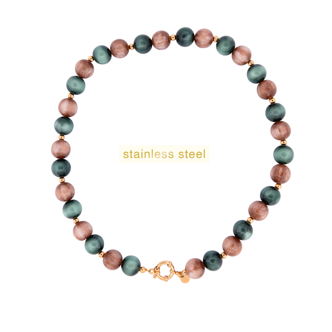 De Day & Eve Collier Glamour Steen 14 k verguld Groen, modelnummer N56509-3, is een schitterende ketting die een vleugje luxe toevoegt aan elke outfit. Draag deze elegante ketting bij een chique avondjurk of stijl hem met een eenvoudige blouse voor een verfijnde look overdag. Een veelzijdig sieraad voor elke gelegenheid.